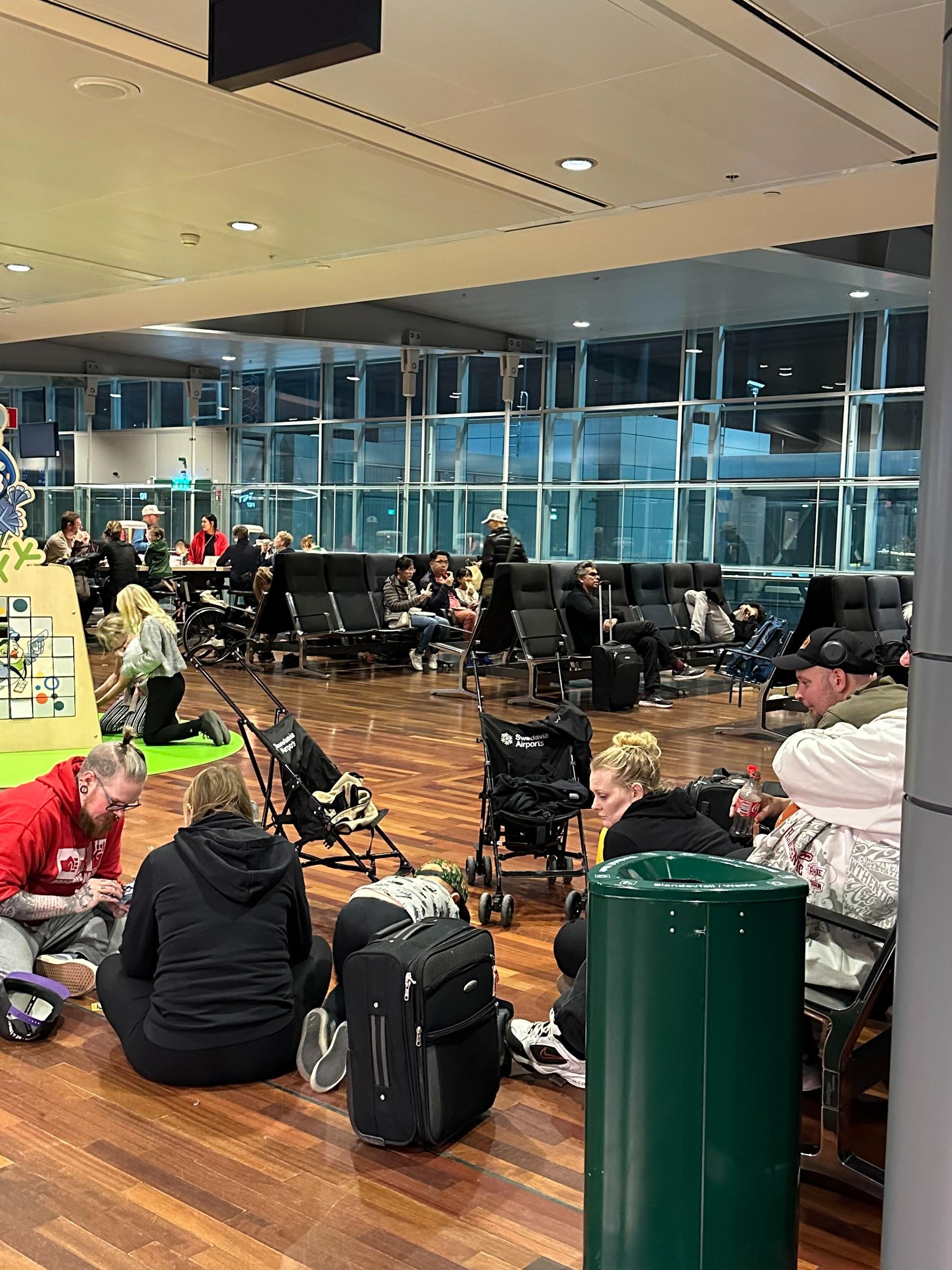 Enligt resenärer på Arlanda ska flera hundra personer vara drabbade av förseningarna.