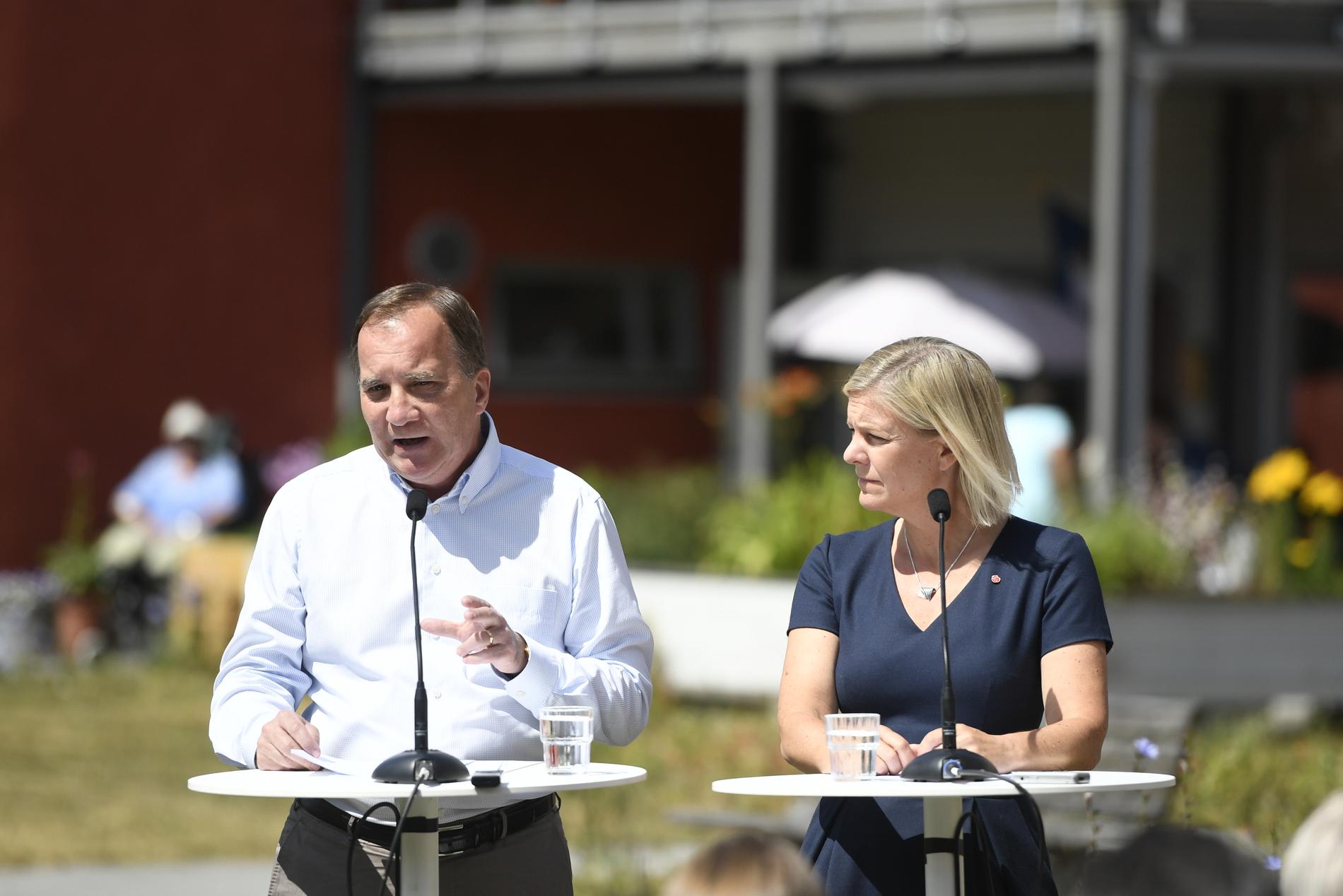 Statsminister Stefan Löfven (S) och finansminister Magdalena Andersson (S) på pressträff på Roma äldreboende på Gotland.