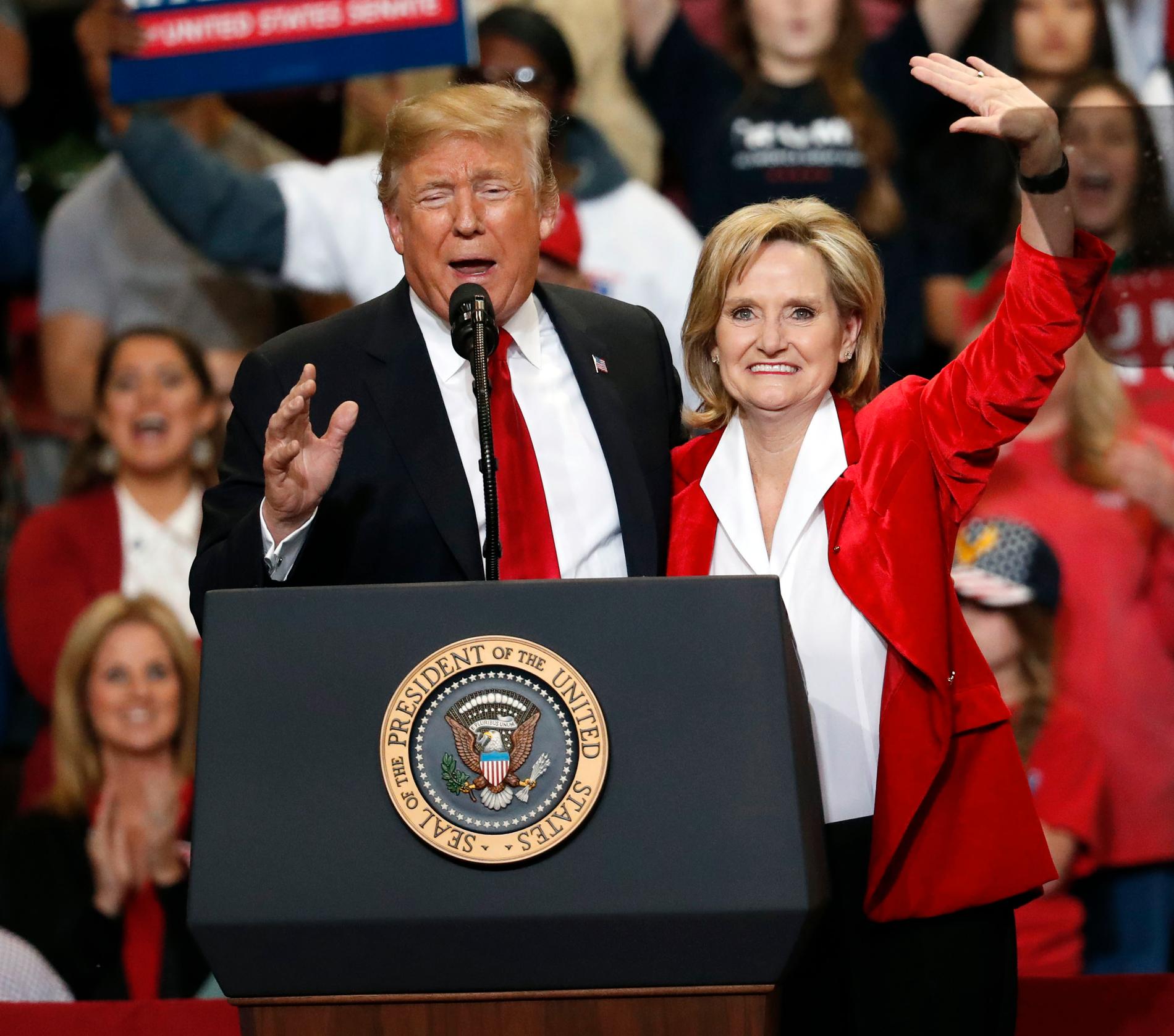 President Donald Trump tillsammans med sin republikanska partikamrat och senatskandidat Cindy Hyde-Smith i Mississippi.