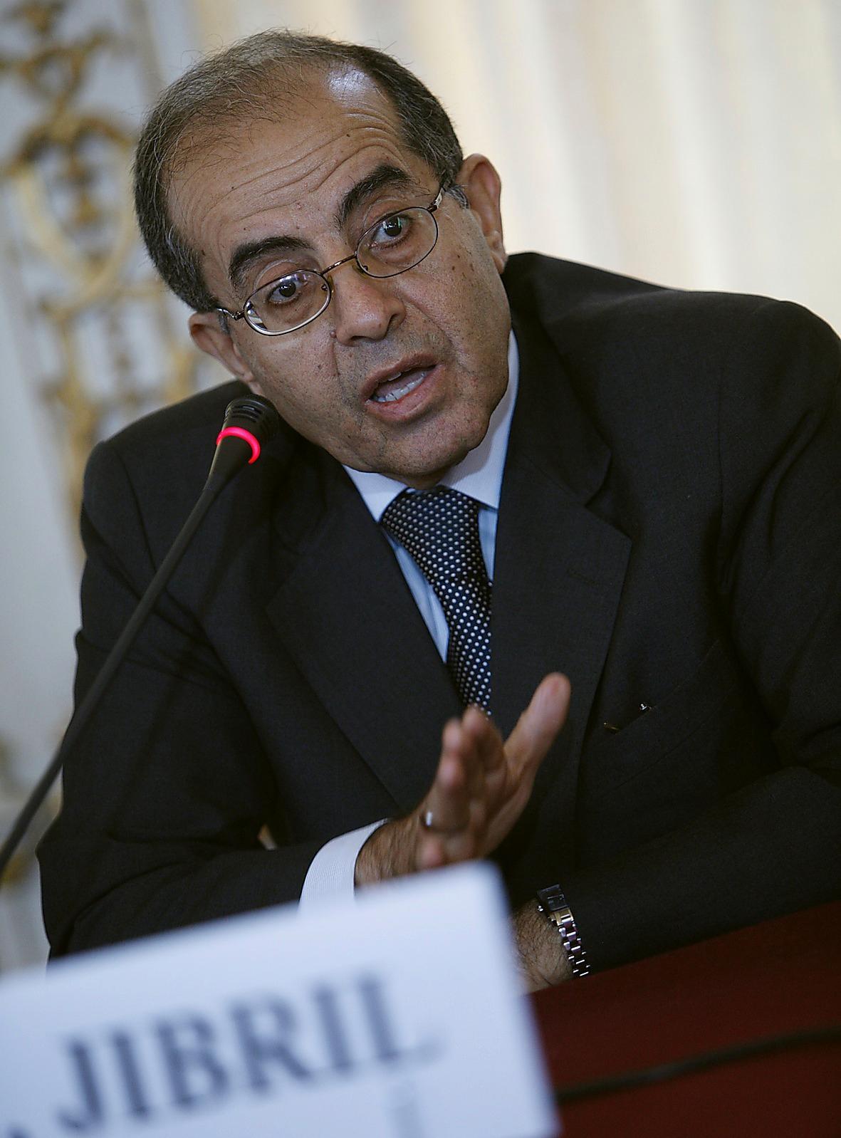 Mahmoud Jibril Statsvetare och politiker, delvis utbildad i USA. Tjänstgjorde 2007 till början av 2011 som chef för Gaddafiregimens Nationella utvecklingsråd. Nu ordförande för TNC:s ministerråd som ska till-
sätta en ny regering.