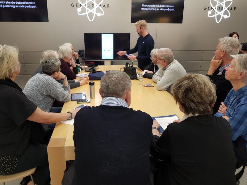 På Apple-kurs får seniorerna tex lära sig baskunskaperna i hur en Iphone fungerar. 