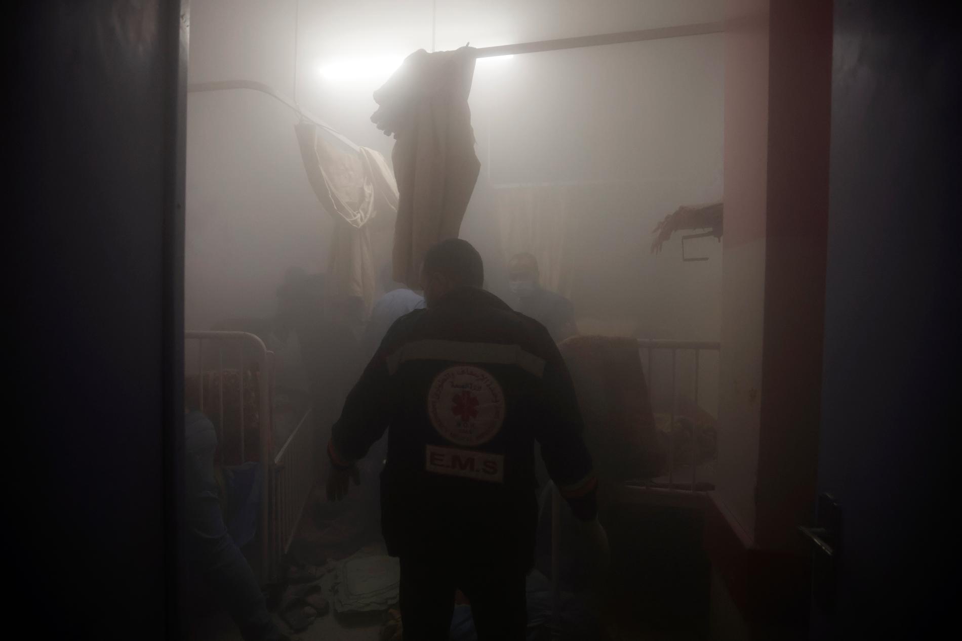 Nassersjukhuset i Khan Yunis vid en tidigare attack. Arkivbild.