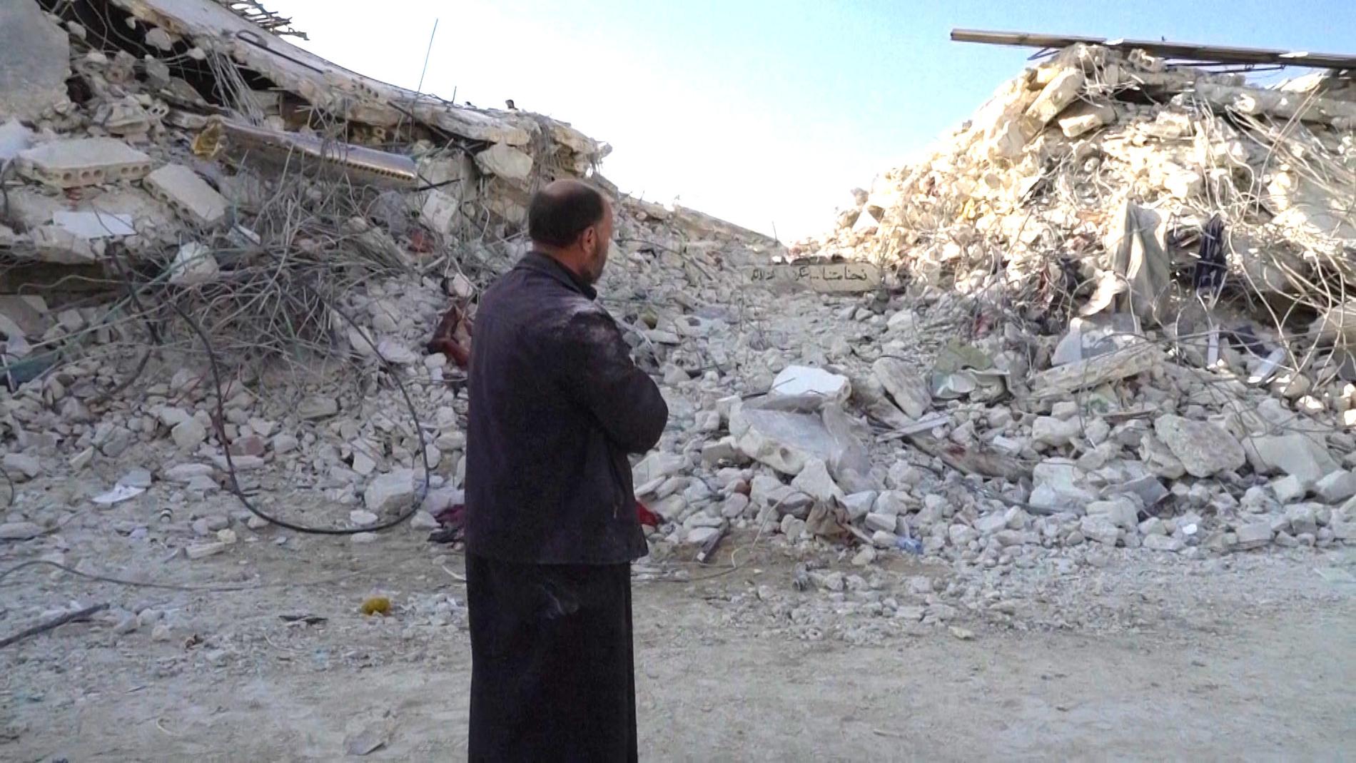 Abdel-Monem Qassem al-Razouq tittar på resterna av det flerfamiljshus som hans systrar och deras familjer bodde i. Ingen av dem överlevde. 