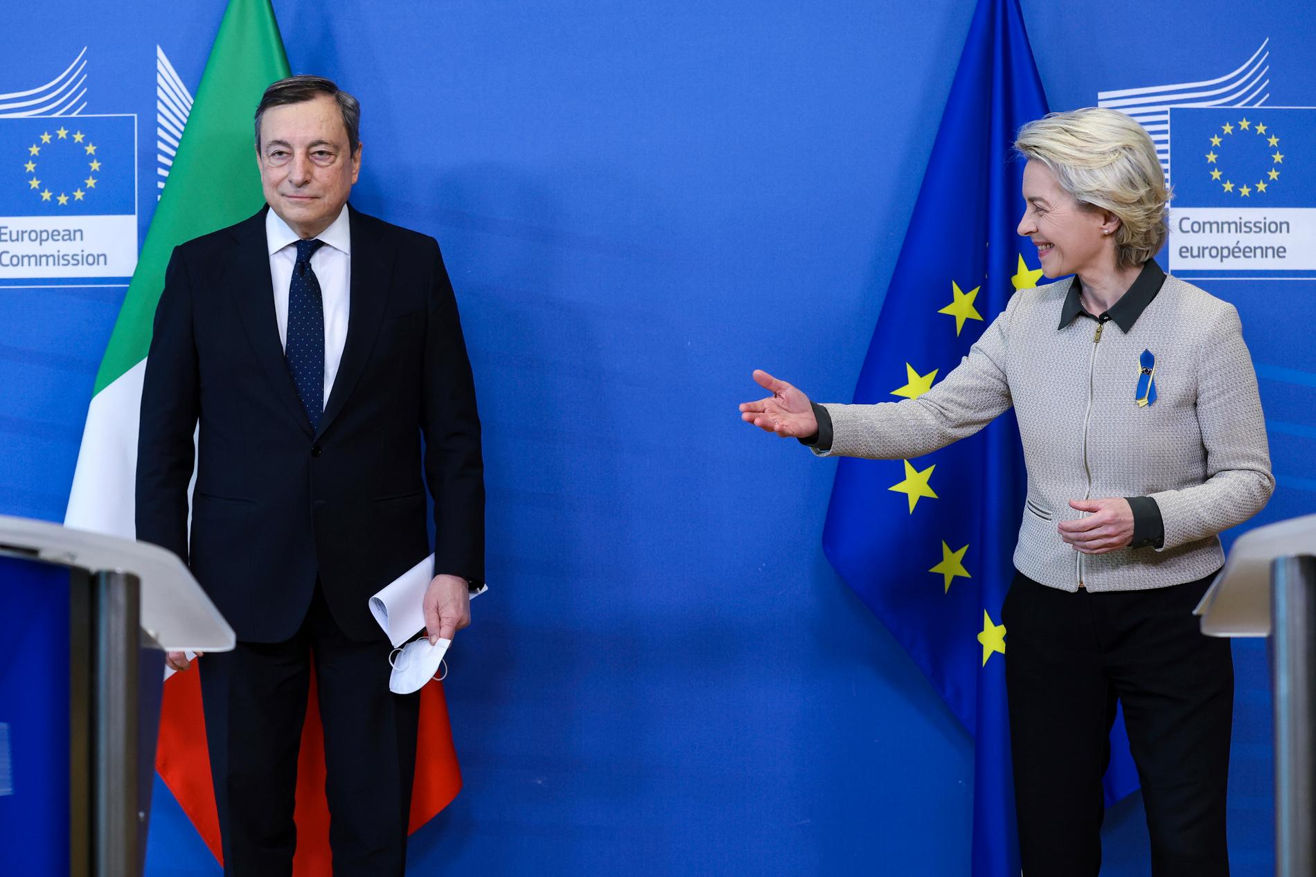 Italiens avgående premiärminister Mario Draghi tillsammans med EU-kommissionens ordförande Ursula von der Leyen vid ett möte i Bryssel i våras. Arkivbild.