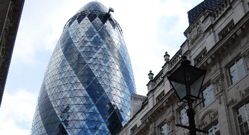 Spännande arkitektur går att hitta överallt i London. Här Gherkin-byggnaden, som vann prestigefyllda ”Stirling prize” 2004 för sin revolutionerande utformning.