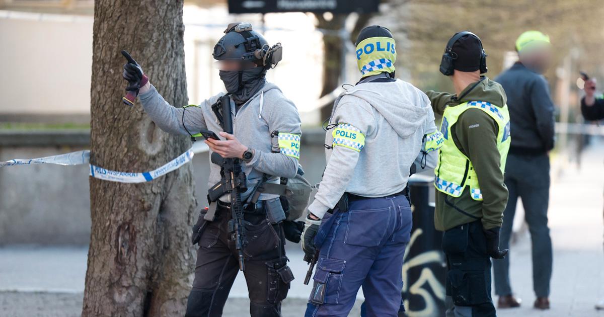 Tungt beväpnad polis under insatsen i centrala Stockholm. 