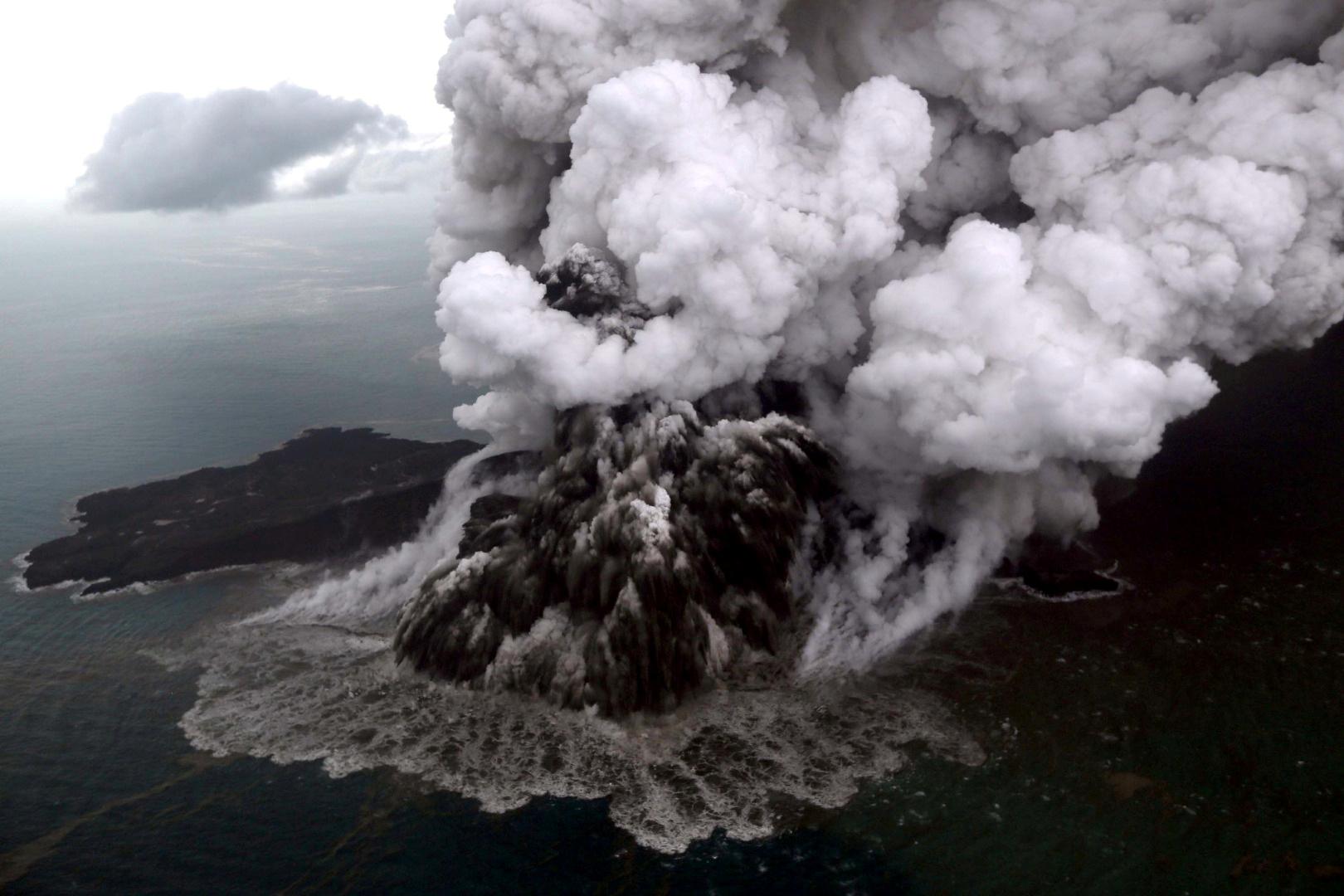 Nu varnar myndigheter för att ny tsunami kan triggas igång av aktiviteter från vulkanen Krakatau.