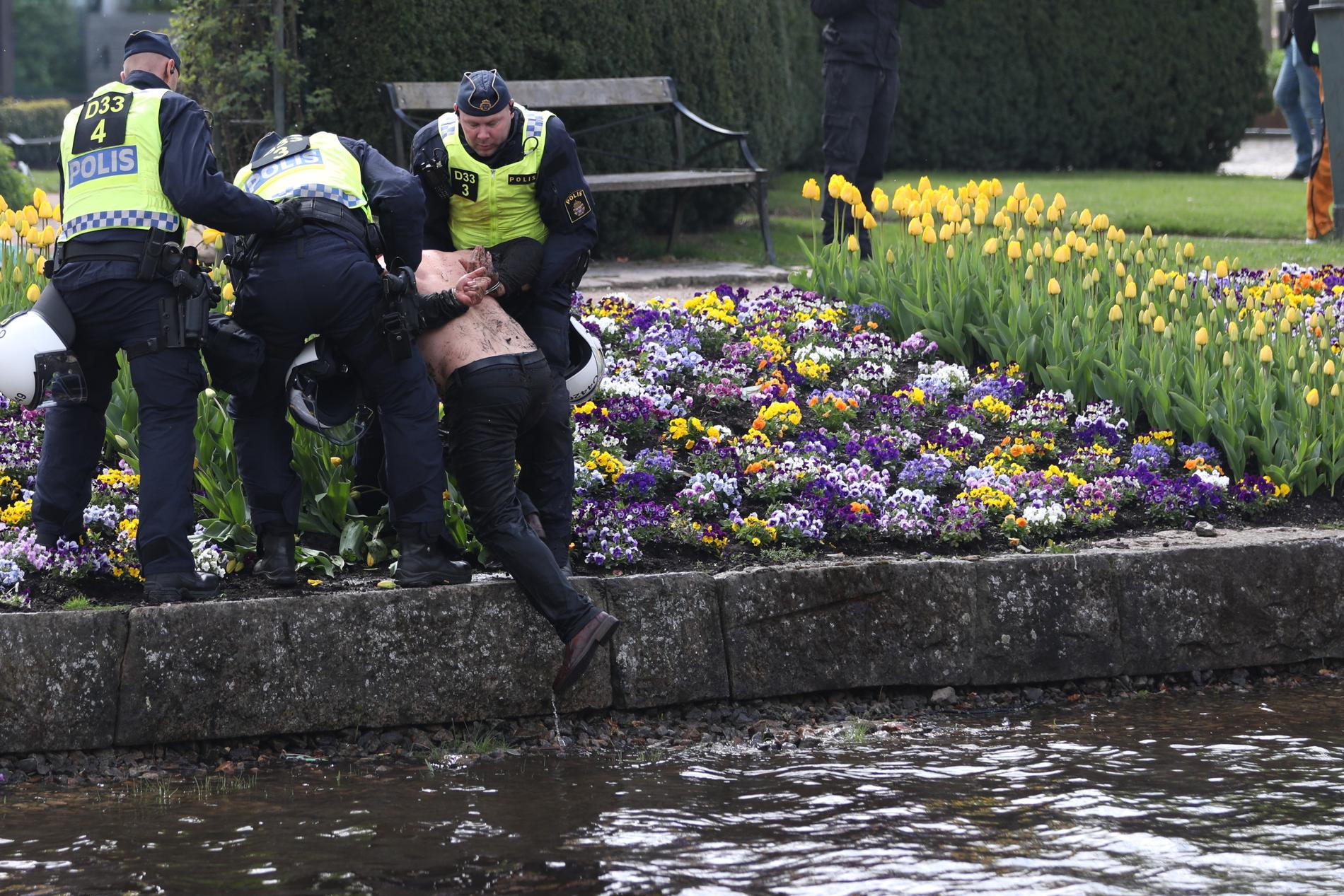 En man tas av polis efter att han simmat över Viskan för att komma åt Paludan.