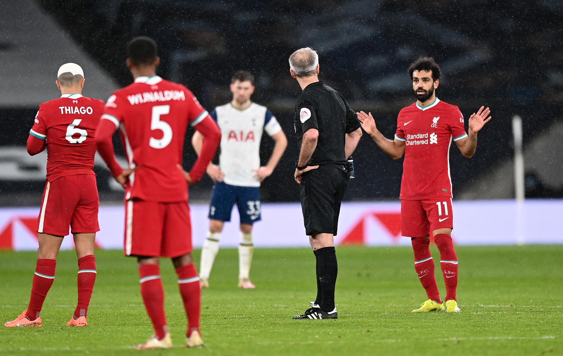 Mohamed Salah och lagkamrater i Liverpool inväntar ett VAR-beslut. 