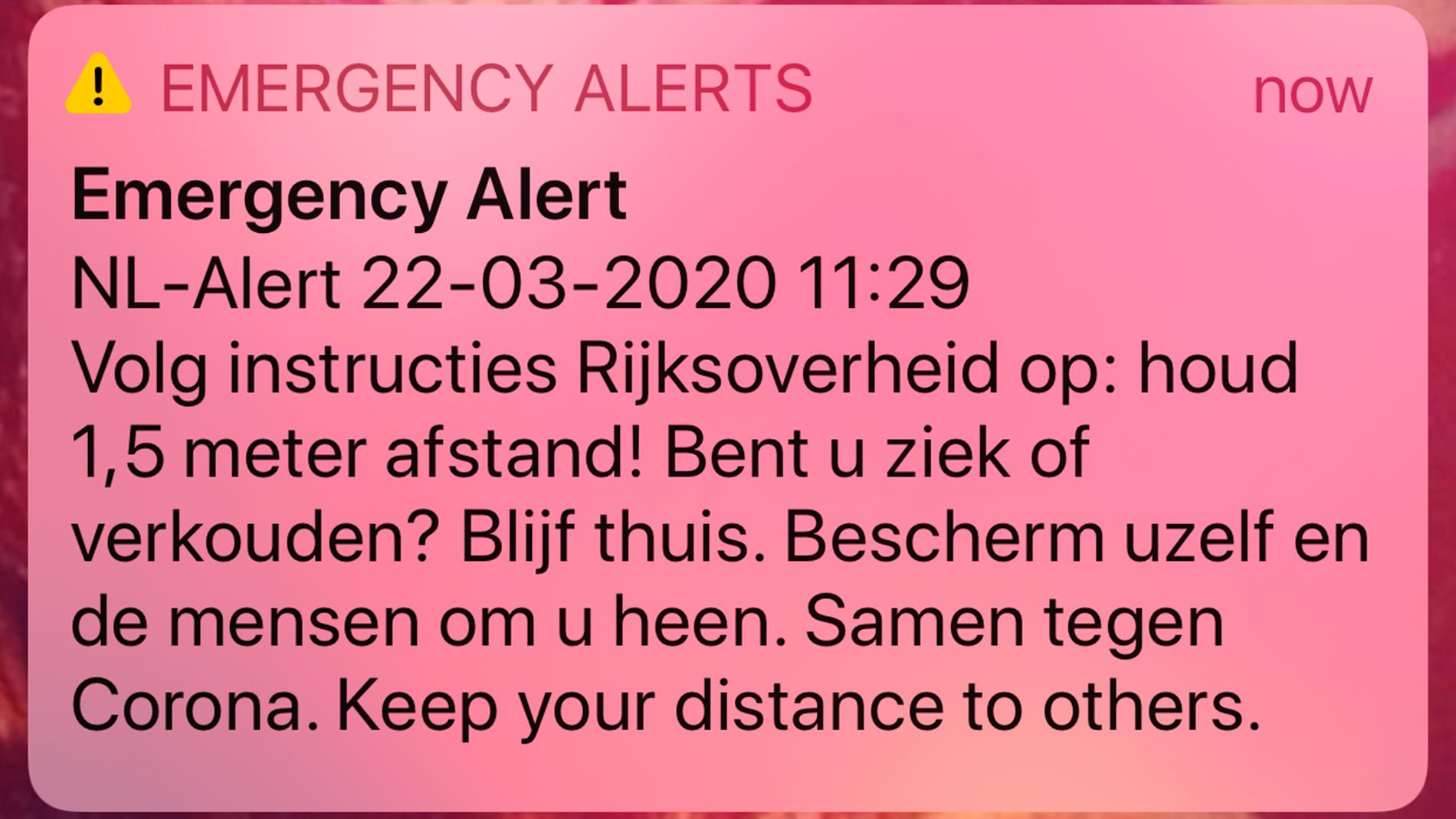 Håll 1,5 meters avstånd, uppmanas i ett mobilmeddelande från Nederländernas regering till allmänheten den 22 mars. Hittills har nästan 1 400 nederländare avlidit i covid-19. Arkivfoto.