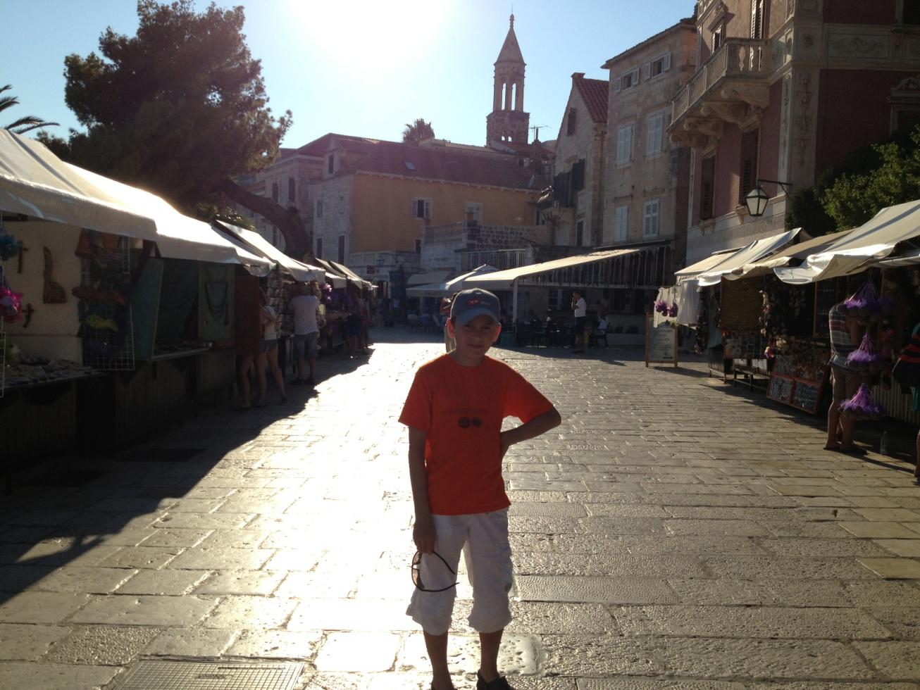 Het vandring i Hvars gamla stad i Kroatien. Det var 35 grader varmt och min son suktar efter något svalt att hoppa i