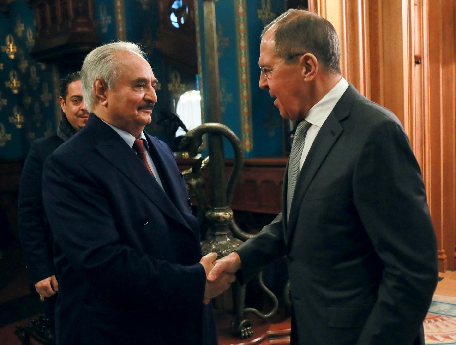 Khalifa Haftar skakar hand med Rysslands utrikesminister Sergej Lavrov vid måndagens samtal i Moskva.