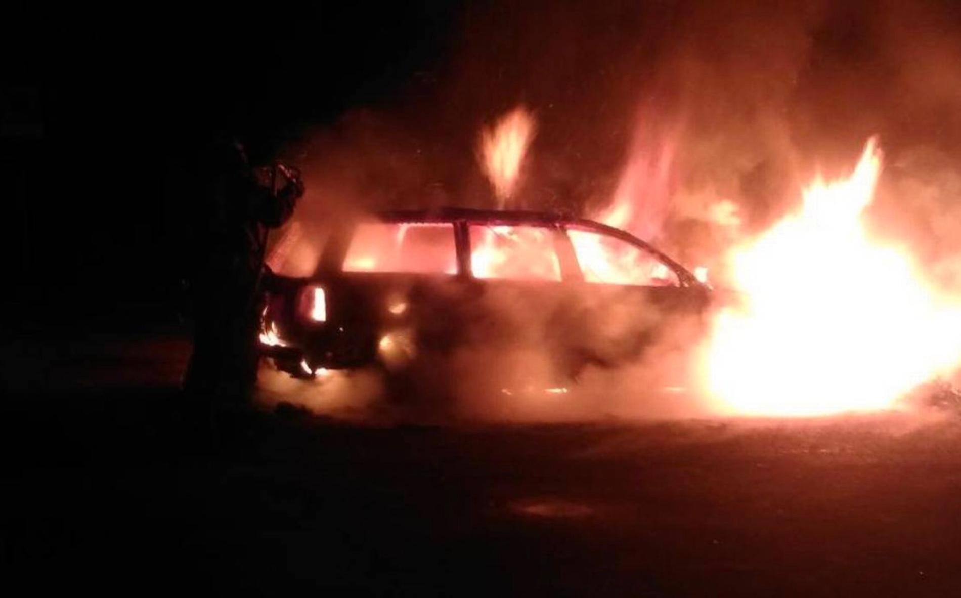 En övergiven bil brann i Persberg under natten till Söndag efter blixtnedslag. 