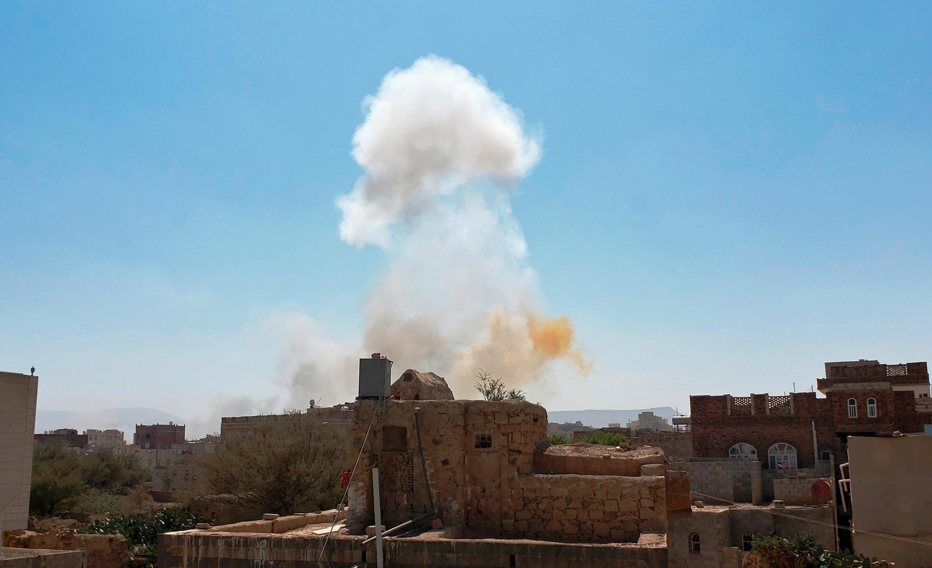 Saudiarabien genomförde bombräder mot Jemens huvudstad Sanaa på söndagen.
