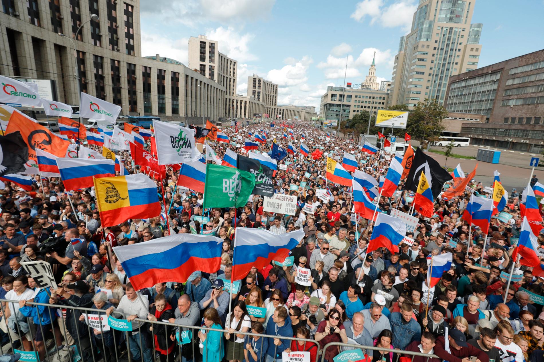 Fler än 20 000 personer, inklusive framträdande oppositionspolitiker, samlades under lördagen i en manifestation i centrala Moskva för att kräva fria och rättvisa lokalval.