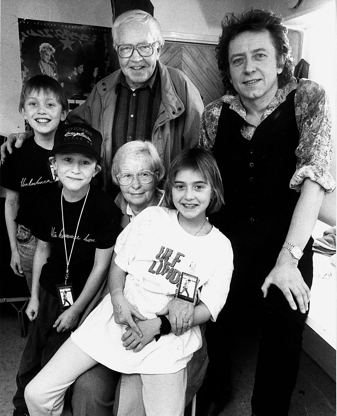 Ulf Lundell tillsammans med sina föräldrar Gerhard och Ingrid, samt barnen Carl, Love och Sanna i logen efter ett uppträdande i oktober 1988.
