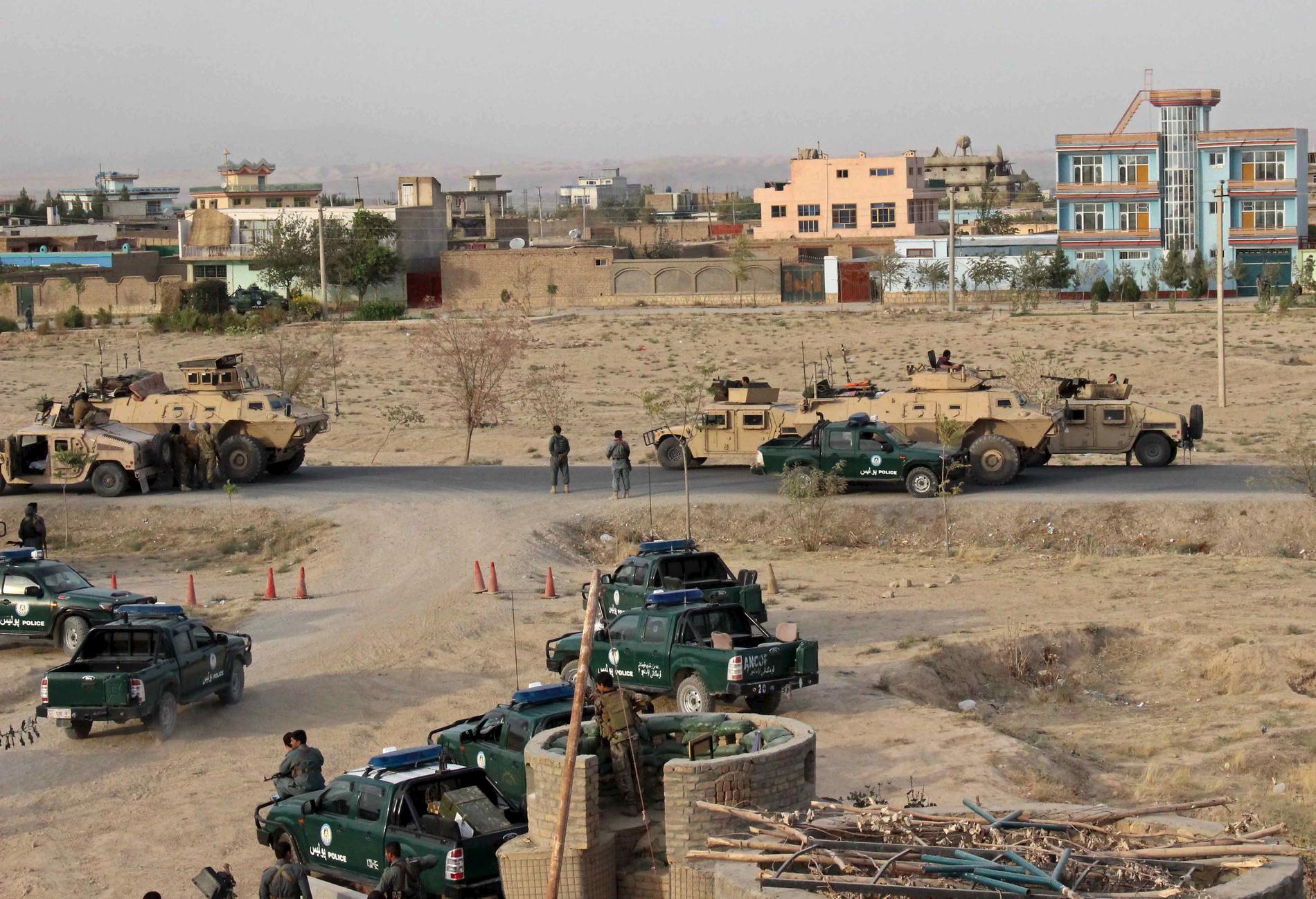 Afghanistanska säkerhetsstyrkor tar sina positioner under en eldstrid i Kunduz.