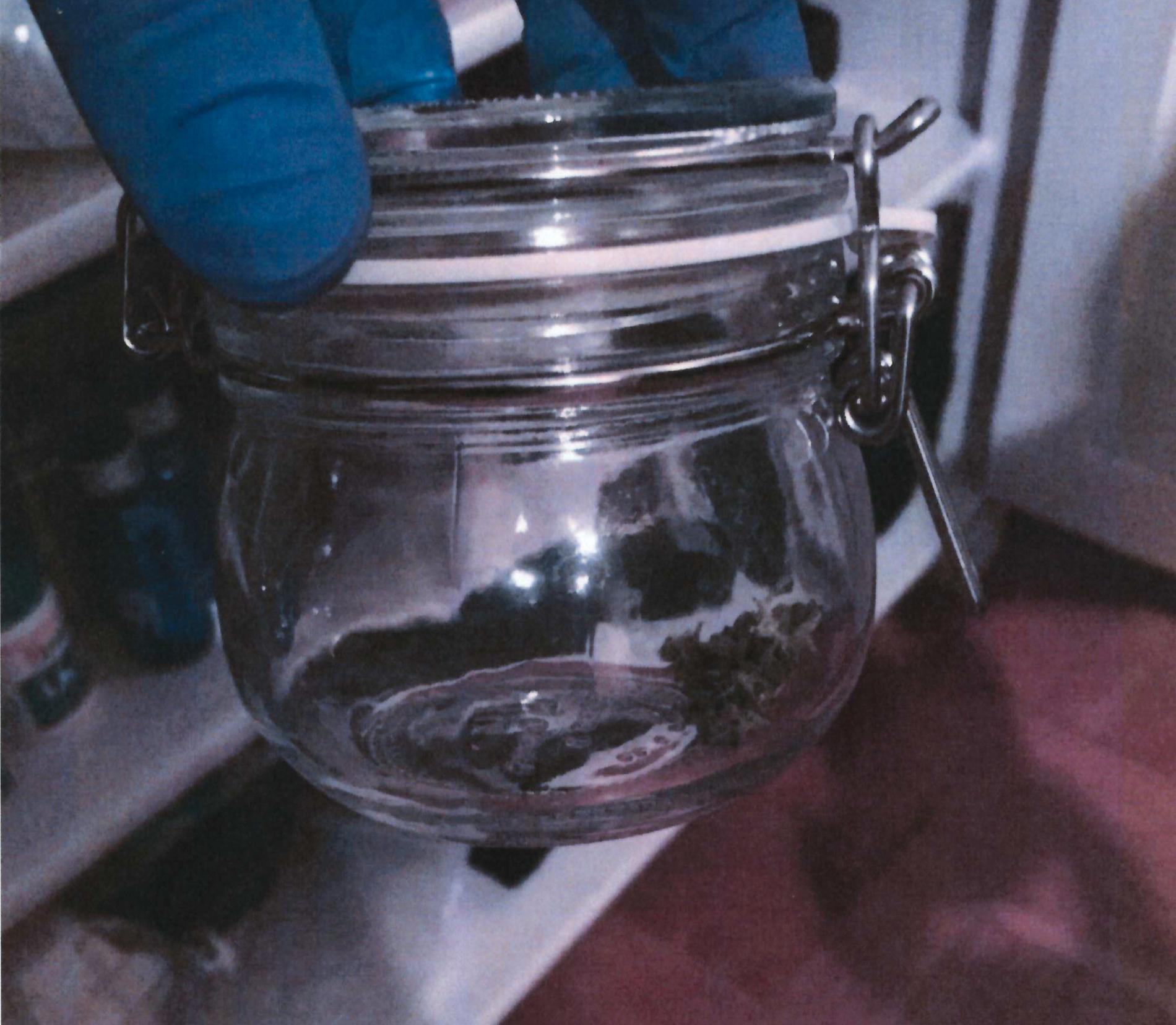 En glasburk med marijuana som hittades hemma hos kvinnan.