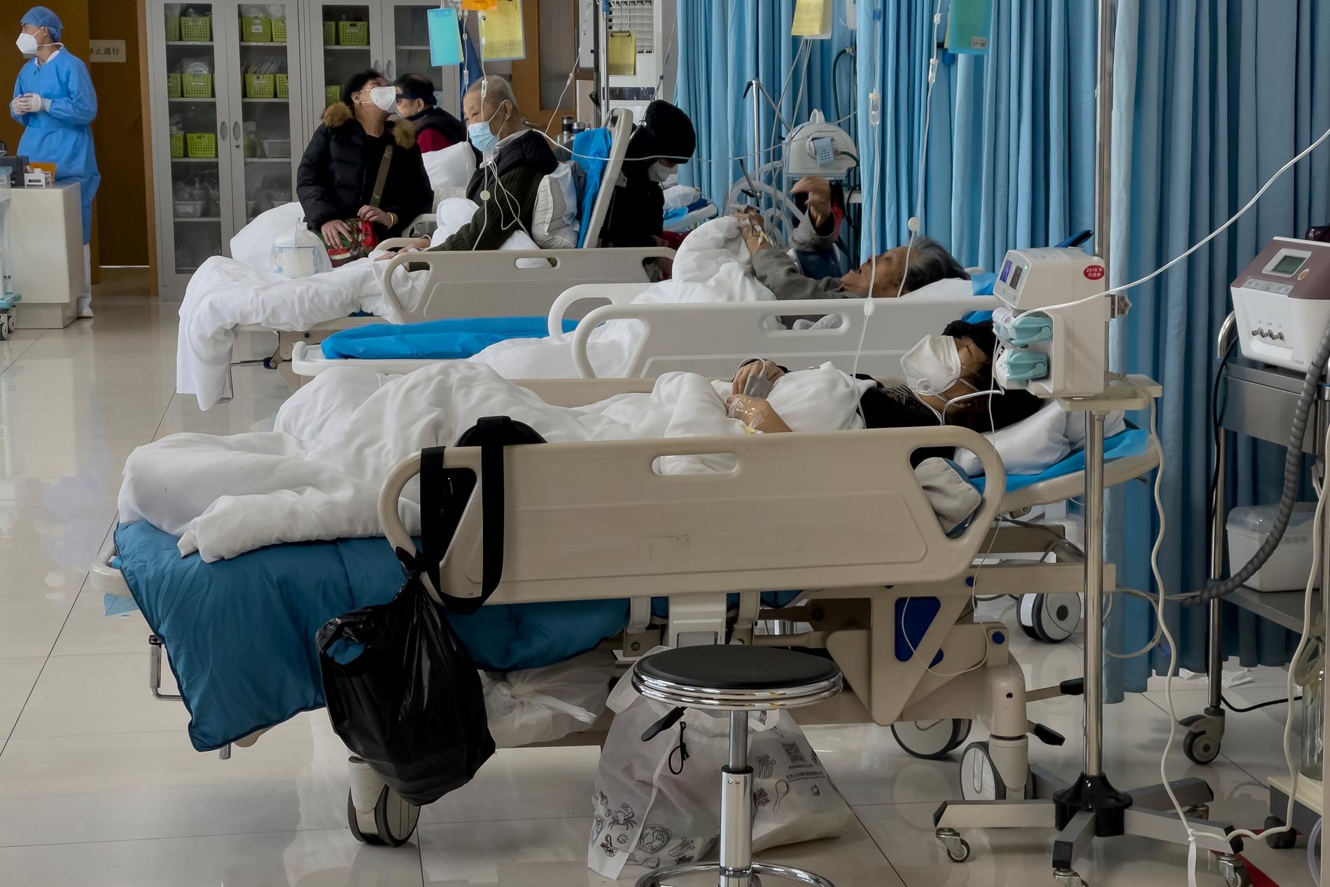 Personer vårdas på en akutmottagning i Beijing.