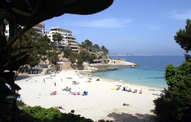 ILLETAS, MALLORCA Stylish strand som gjord för jetsetliv och kändisspan. Här råder ett lyxigt lugn och en sober atmosfär. Stranden är ganska liten men det turkosa vattnet och inramningen av branta klippor gör den väldigt vacker. Boka din resa till Mallorca här!