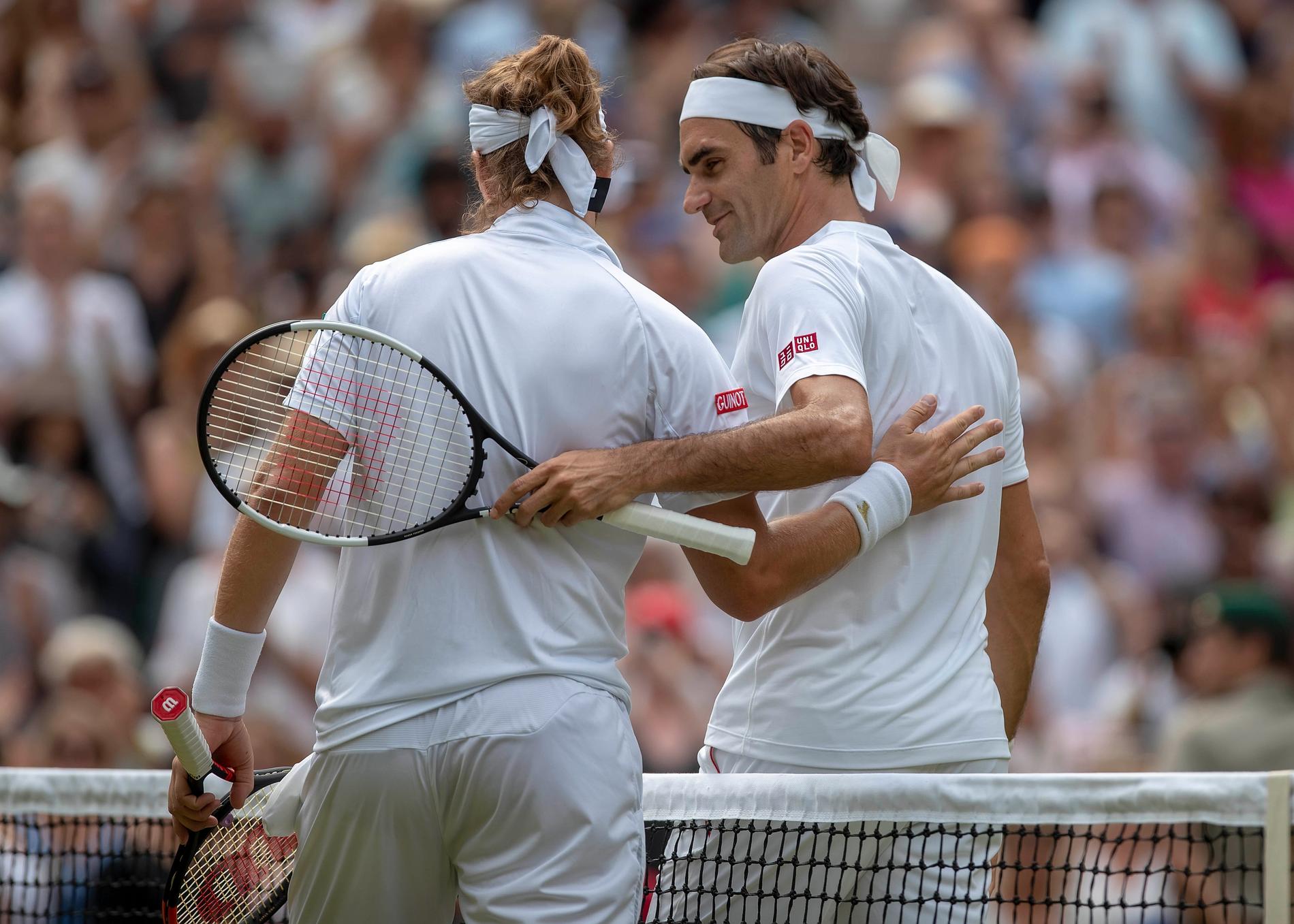 Federer tackar Lacko för matchen.