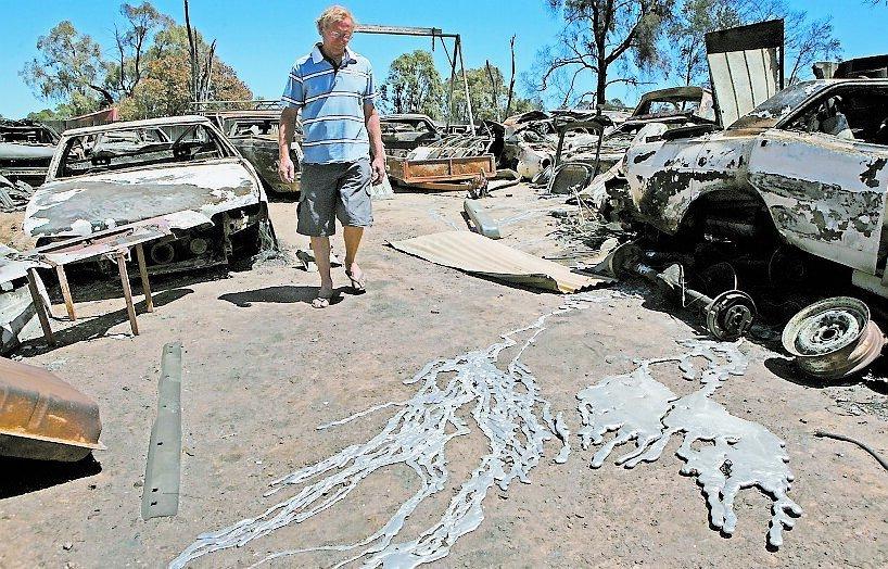 smält Graig Kidd tittar på hur branden förintat hans bil. Aluminiumfälgarna har smält i den osannolika hettan.