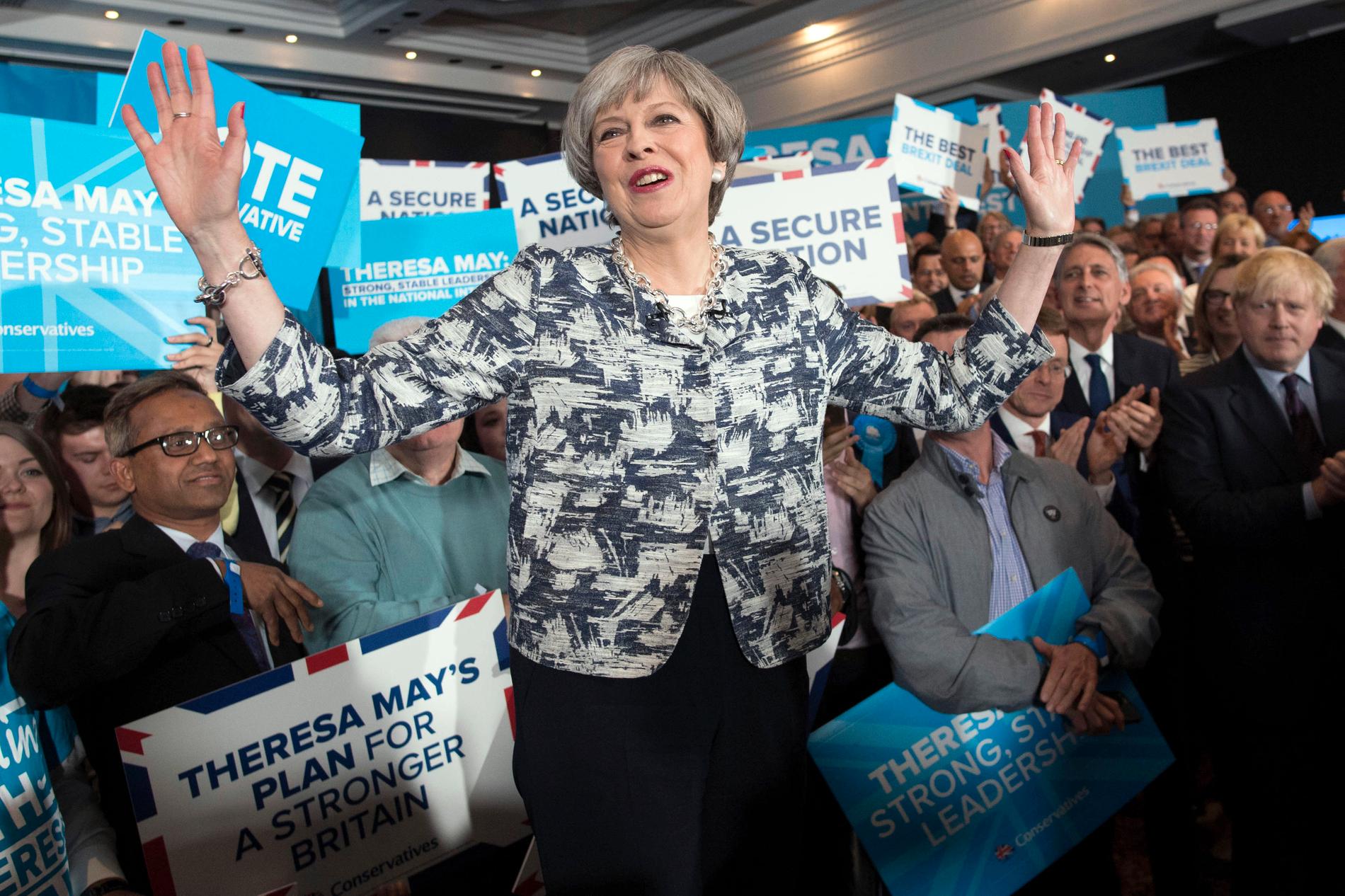 Premiärminister Theresa May kampanjar.