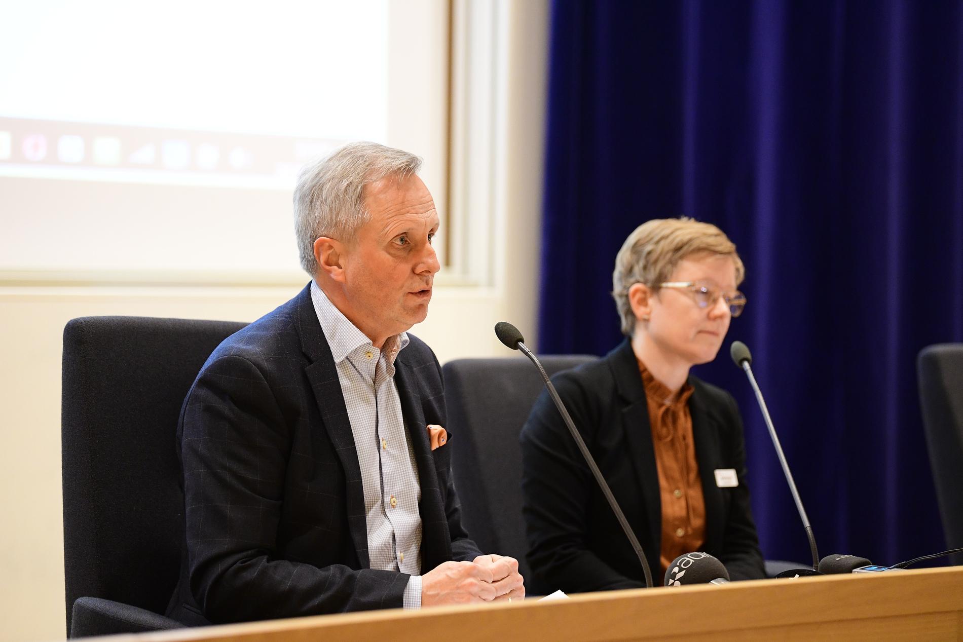 Mats Bojestig, hälso- och sjukvårdsdirektör, och Malin Bengnér, smittskyddsläkare, berättar om den drabbade patienten i Jönköping.