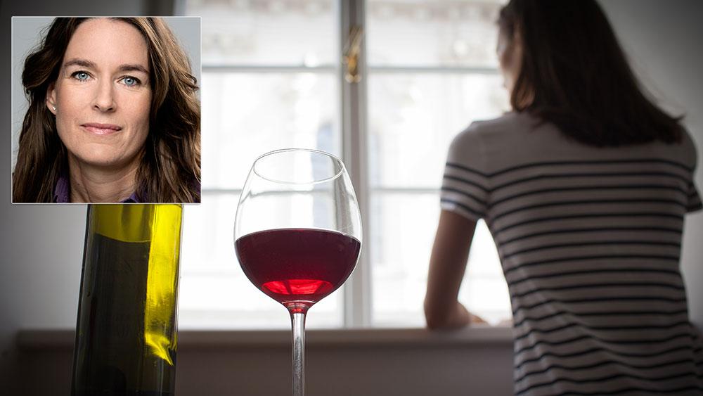 Ett eller ett par glas vin hemma i soffan för att dämpa oro och stress kan verka lockande. Men vi vet av erfarenhet att det allt för ofta kan skapa en negativ spiral av ohälsa, som snarare kommer ge motsatt effekt och göra problemen värre, skriver  Karin Hagman, vd, IQ.