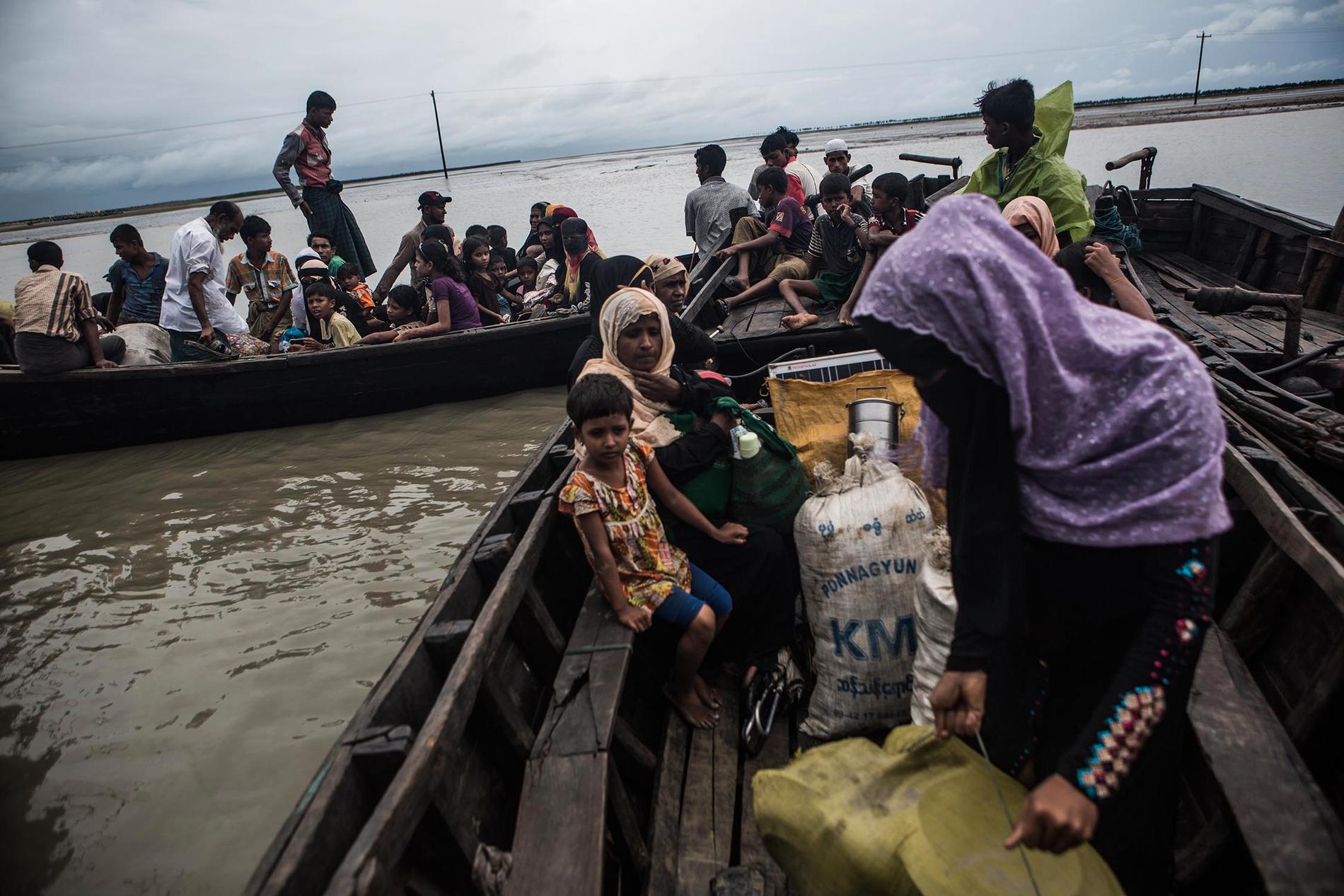 Flyktingarna har precis kommit till Bangladesh sedan de flytt Burma med båt.