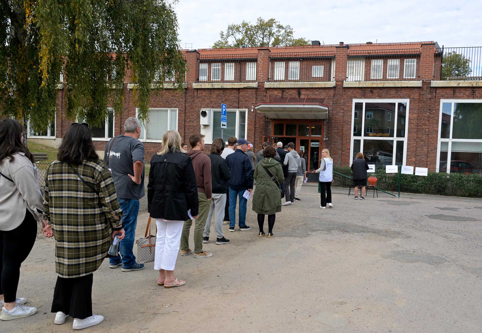 Ett historiskt val är över. På bilden röstar väljare i Varberg i Skytteholmsskolan. 