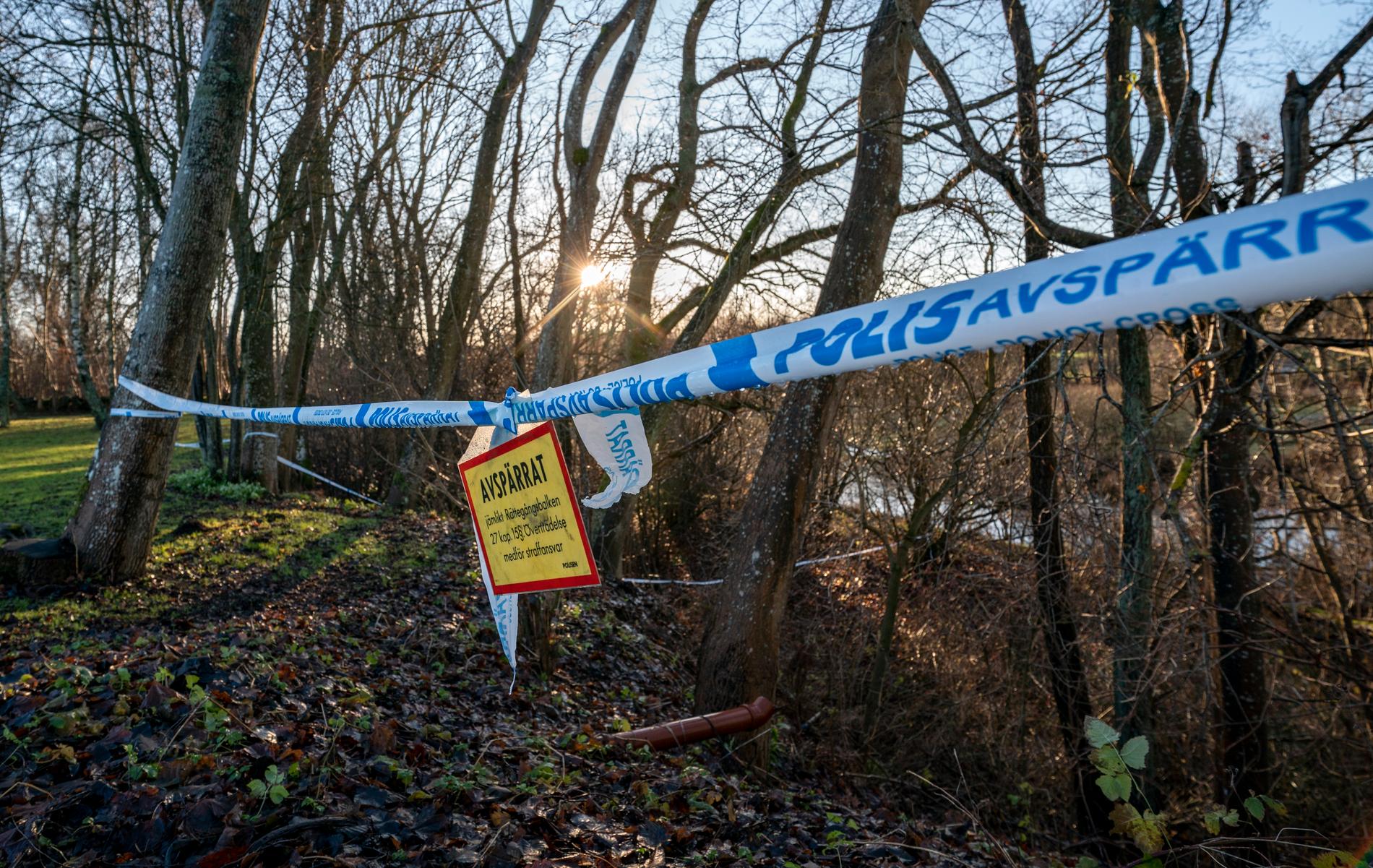 December förra året: Ett område utmed Vramsån i Tollarp spärras av. Strax därpå hittas den 20-åriga kvinnan död i ån. Arkivbild.