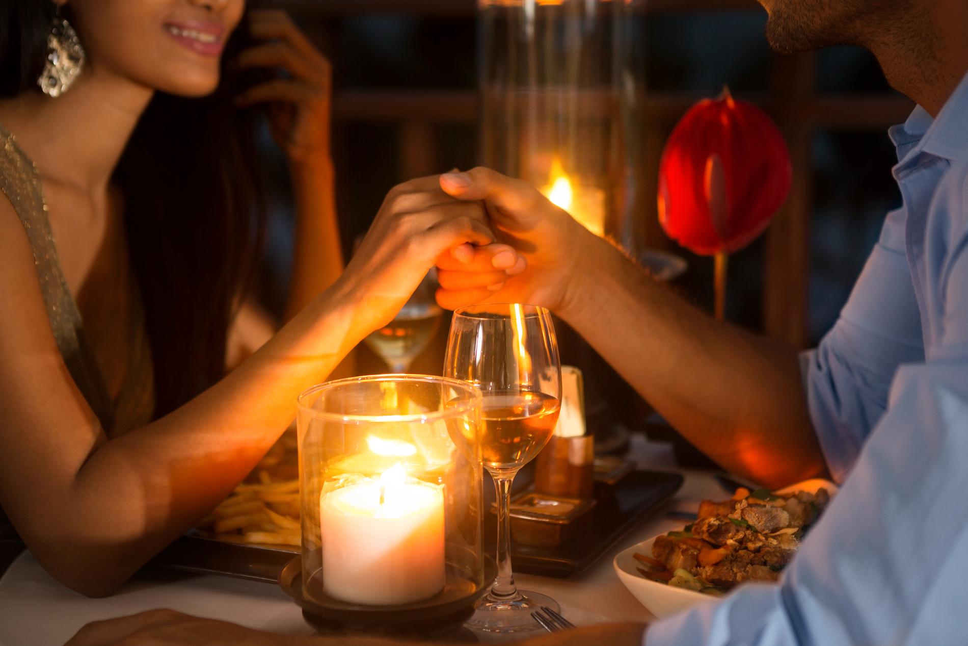 Nästan hälften av personerna i undersökningen tycker att en romantisk middag kan hjälpa romantiken på traven. 