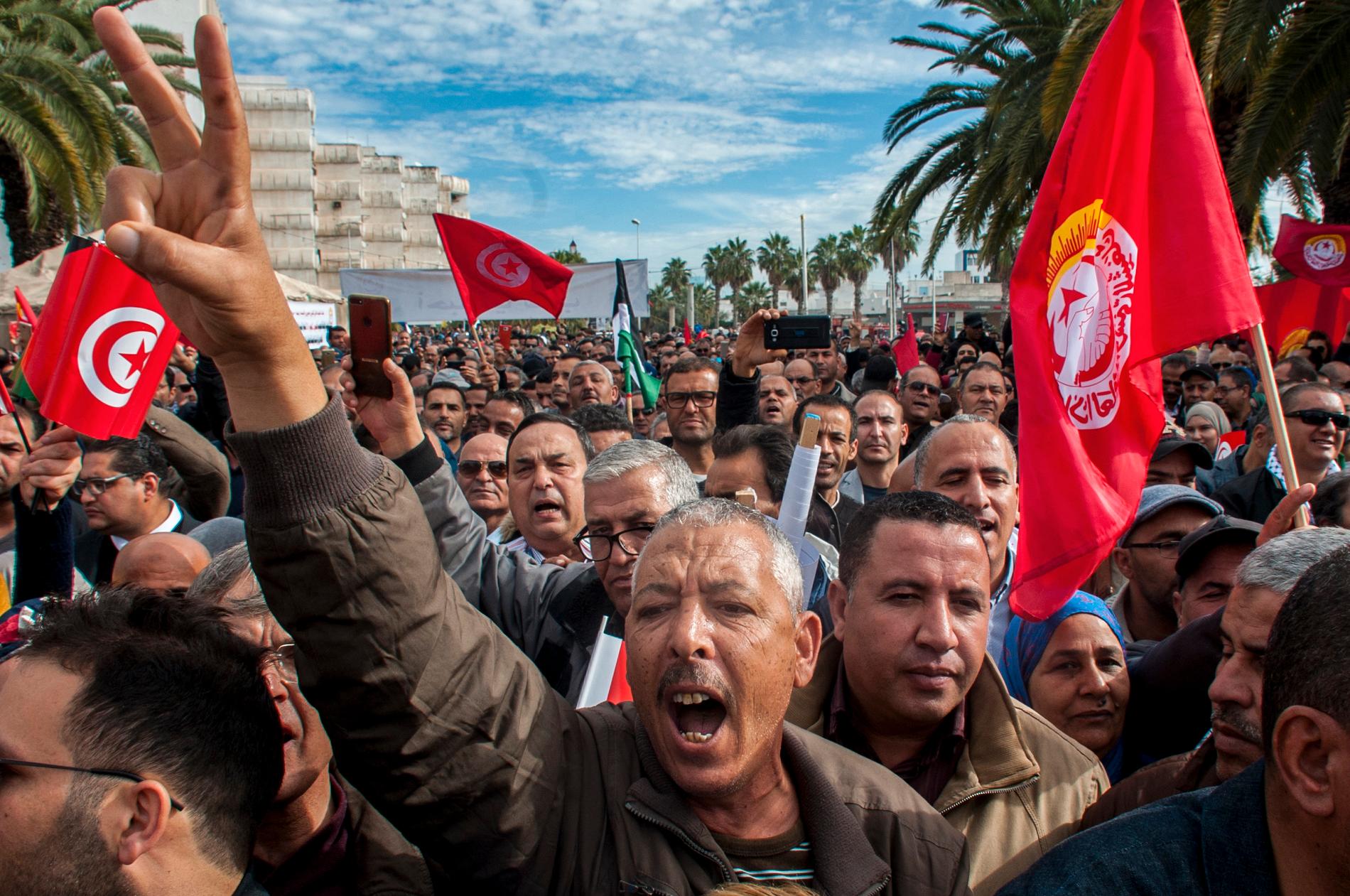 Strejkande tunisier i november 2018. Nu tas de statligt anställda ut i ny strejk för högre löner.