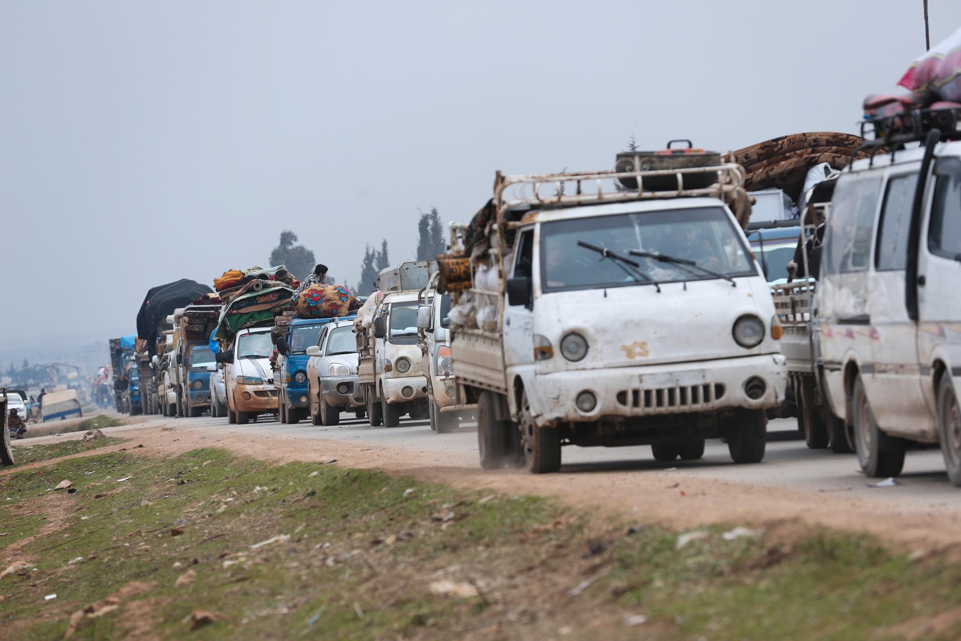Syriska flyktingar i Idlib på väg mot gränsen mot Turkiet under onsdagen.