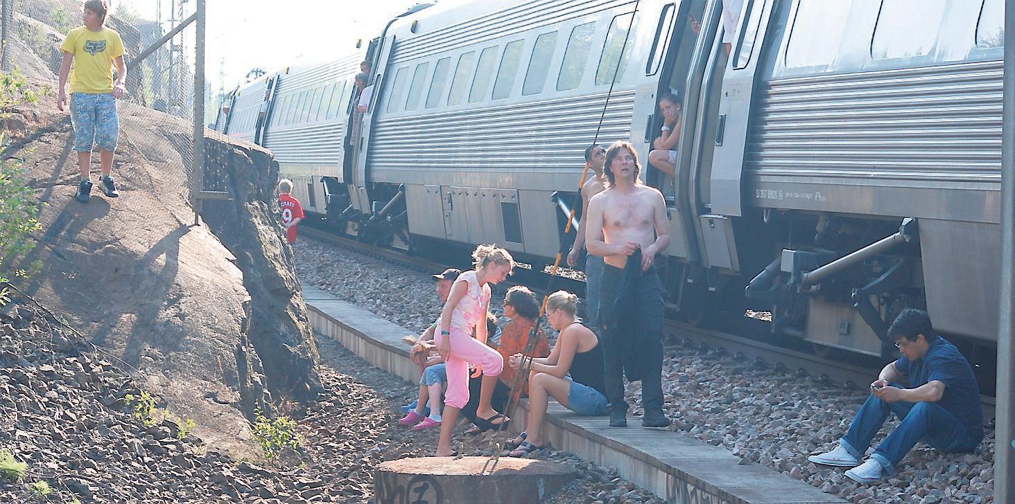 I somras satt 200 passagerare fast i heta tågvagnar mellan Stockholm och Södertälje i sju timmar.