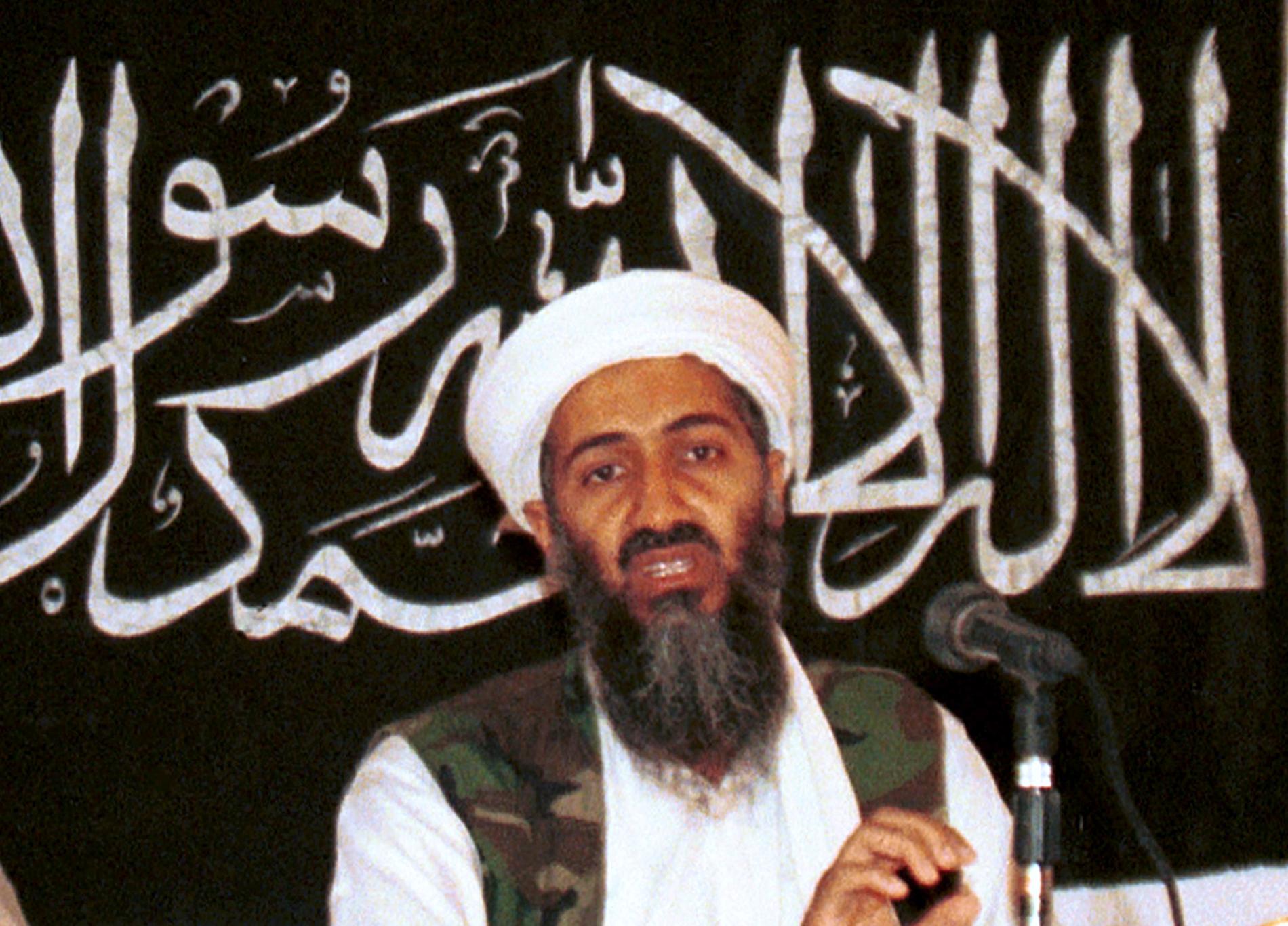 Usama bin Laden på en bild från 2004. Nu har hans son Hamza bin Laden rapporterats död, enligt tv-kanalen NBC News. Arkivbild