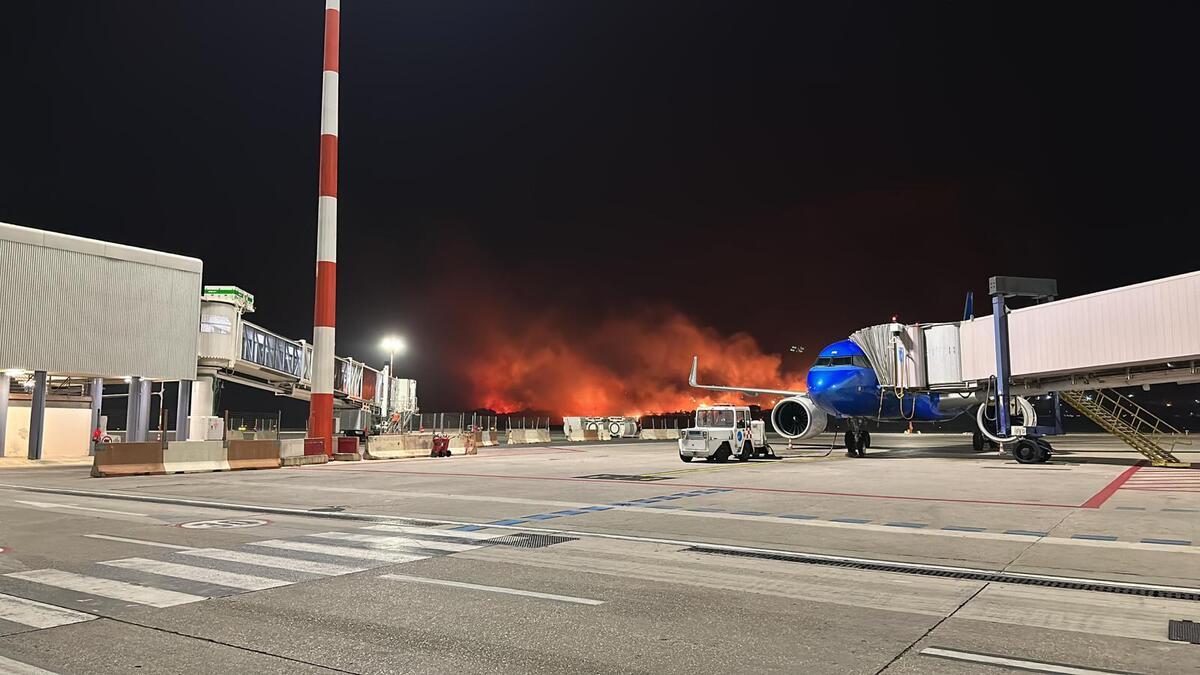 Branden rasar intill flygplatsen