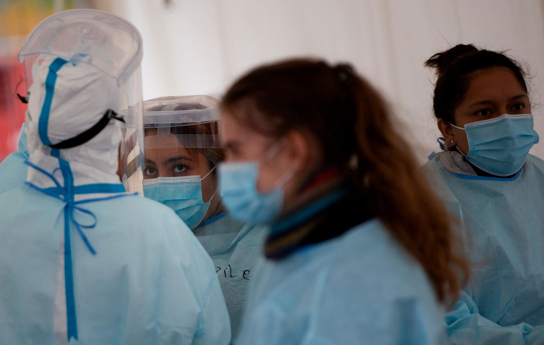 Sjukvårdsarbetare vid en covidteststation i Antwerpen på tisdagen.