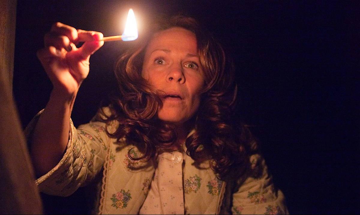 Lili Taylor spanar efter spöken i ”The conjuring”.