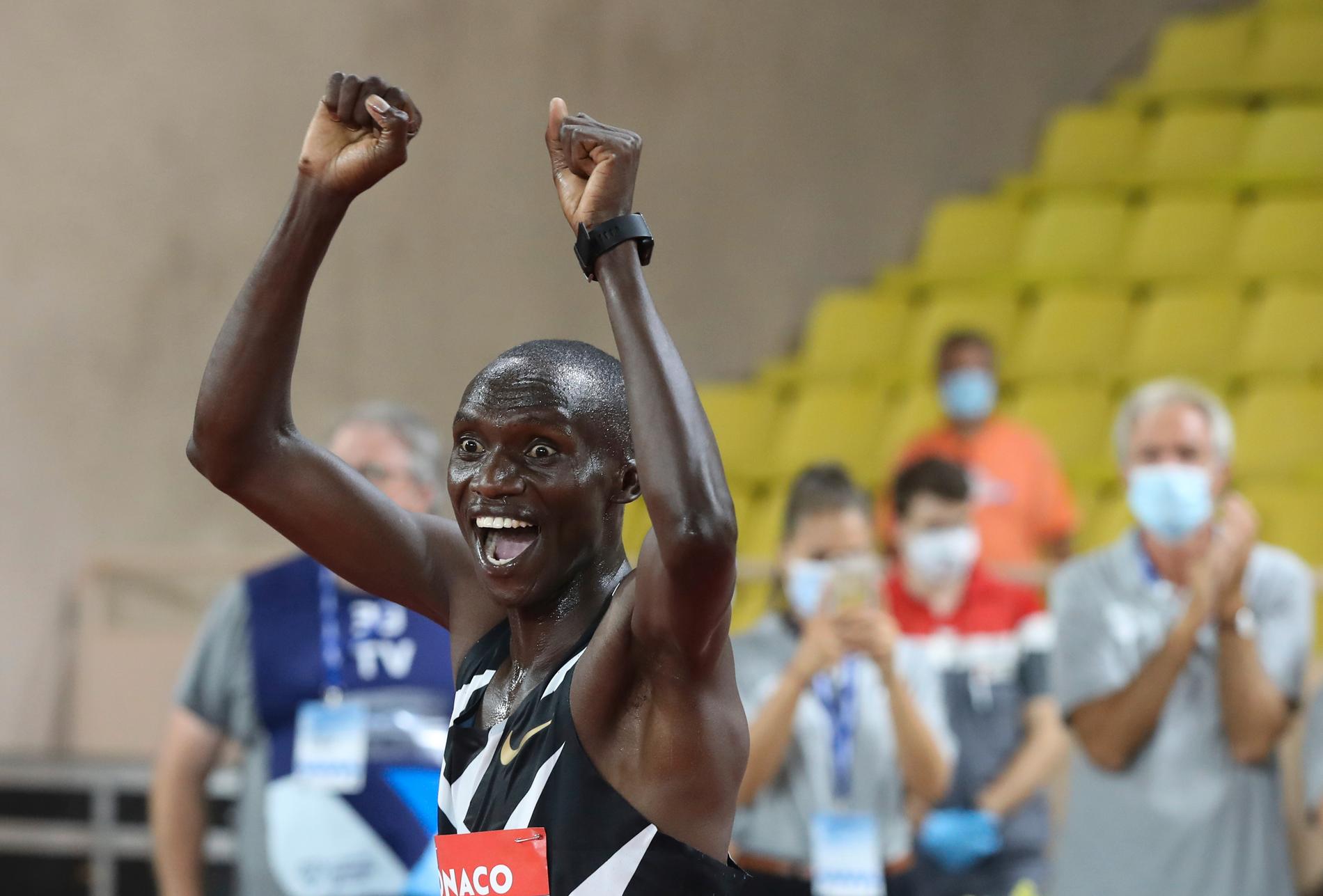 Ugandas Joshua Cheptegei jublar efter världsrekordet på 5 000 meter i Monaco.