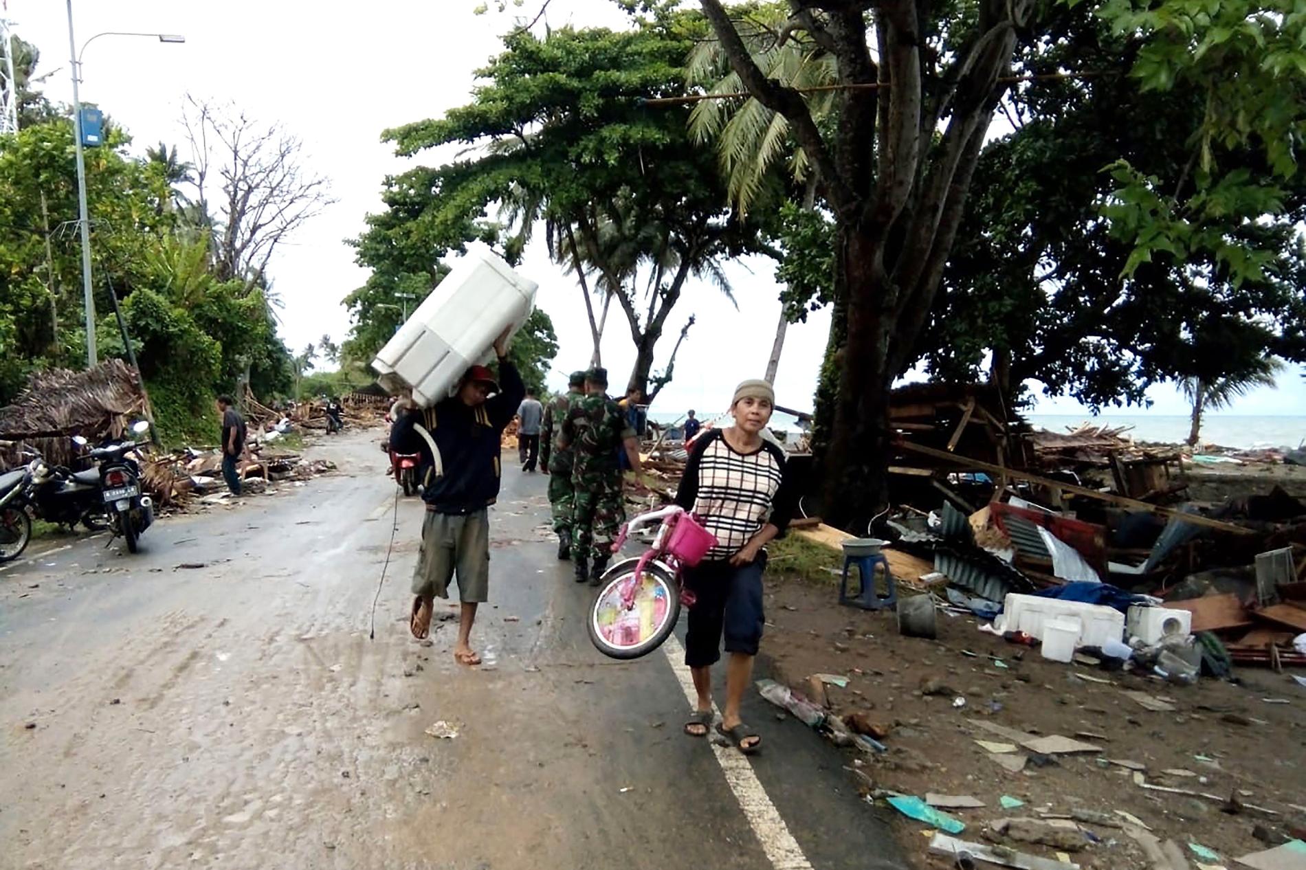 Minst 168 personer har dött efter att en tsunami nådde stränderna vid Sundasundet i Indonesien.