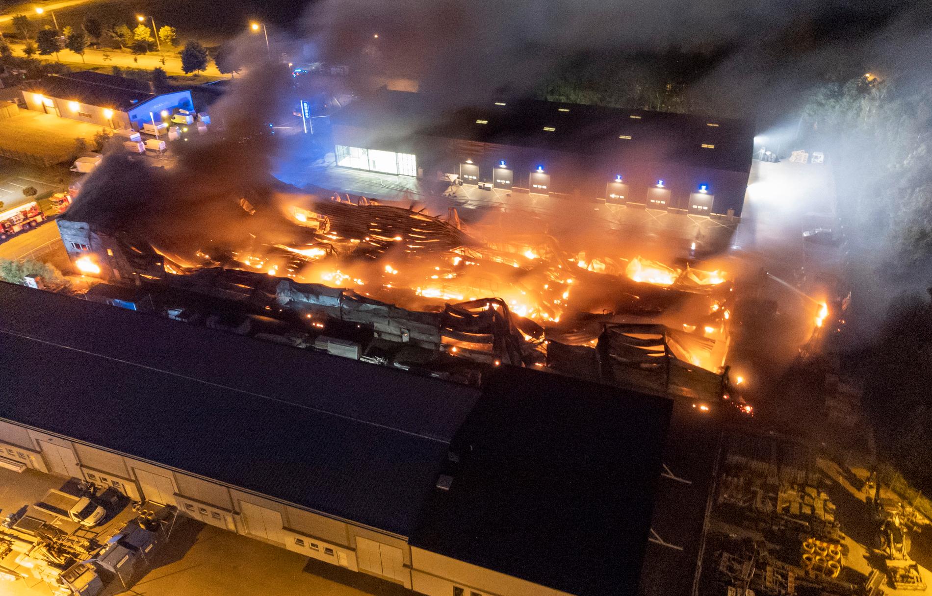 En 75 meter lång industribyggnad har totalförstörts i en omfattande brand i Väla i Helsingborg.