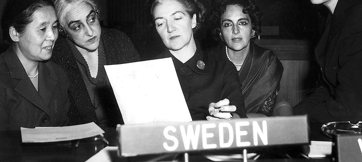 Sveriges och världens första kvinnliga FN-ambassadör Agda Rössel (med pappret) under ett möte som ordförande i FN:s kommission för kvinnors ställning 1959. Rössel arbetade som ensam kvinna bland ett 60-tal FN-ambassadörer.