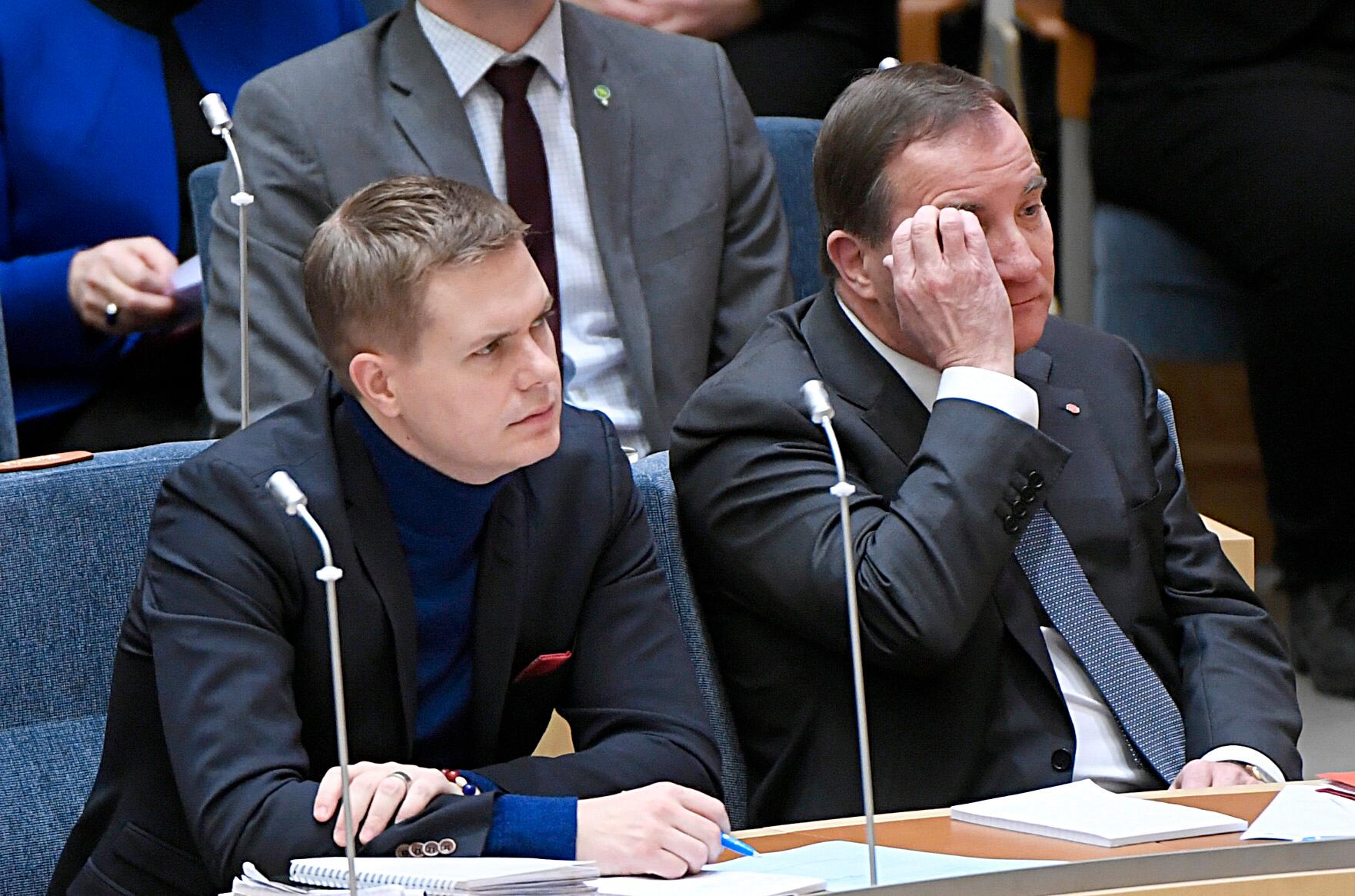 Gustav Fridolin (MP) och Stefan Löfven (S) under partiledardebatten i riksdagen. 