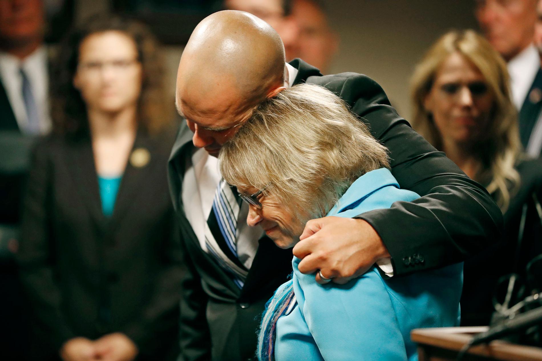 11-årige Jacob Wetterlings mamma Patty tröstas av sonen Trevor under en presskonferens efter att Danny Heinrich erkänt mordet på pojken.