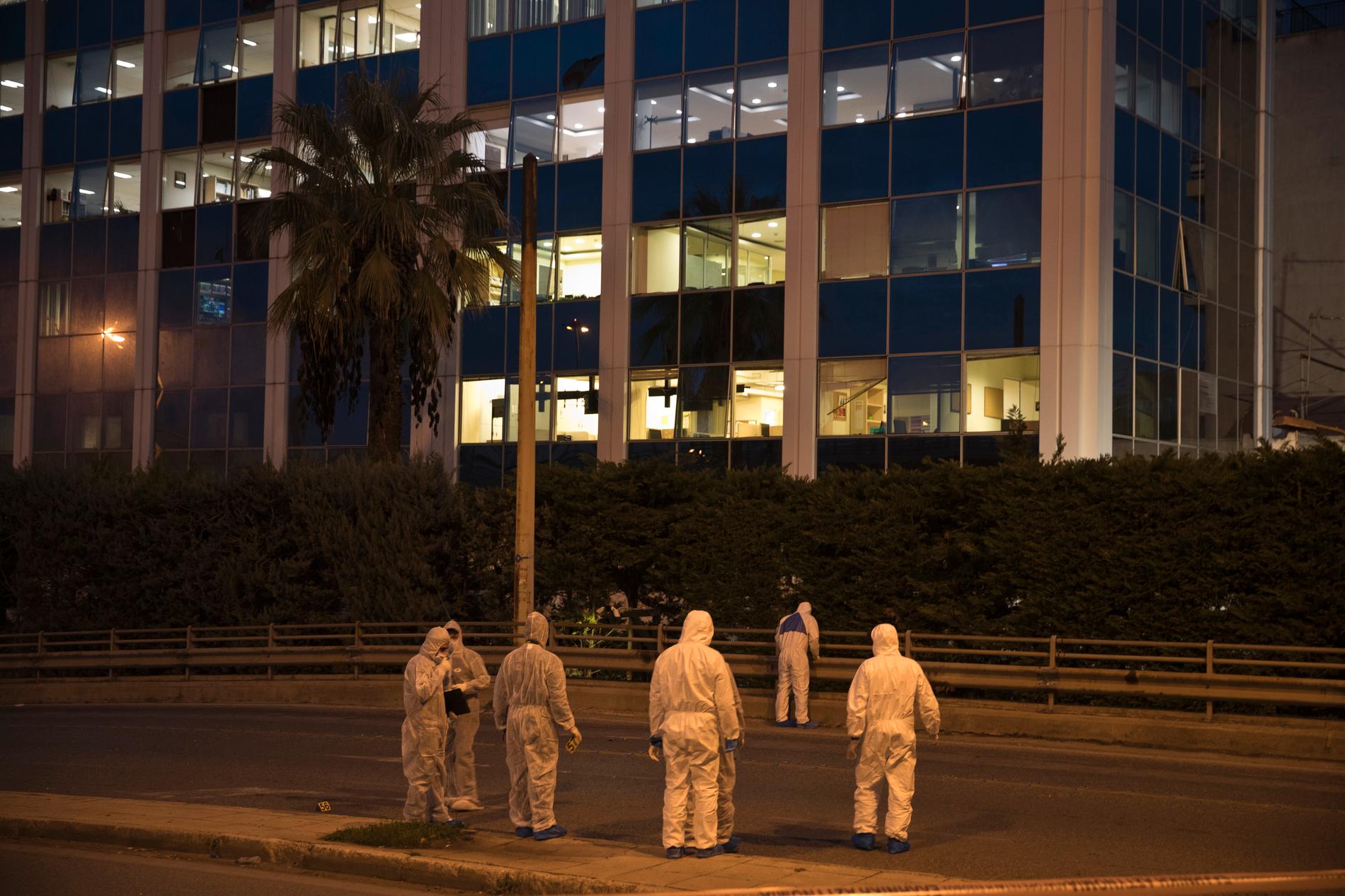 Polisens tekniker på plats utanför SKAI:s lokaler i Aten där en hemmagjord sprängladdning exploderade natten mot måndag.