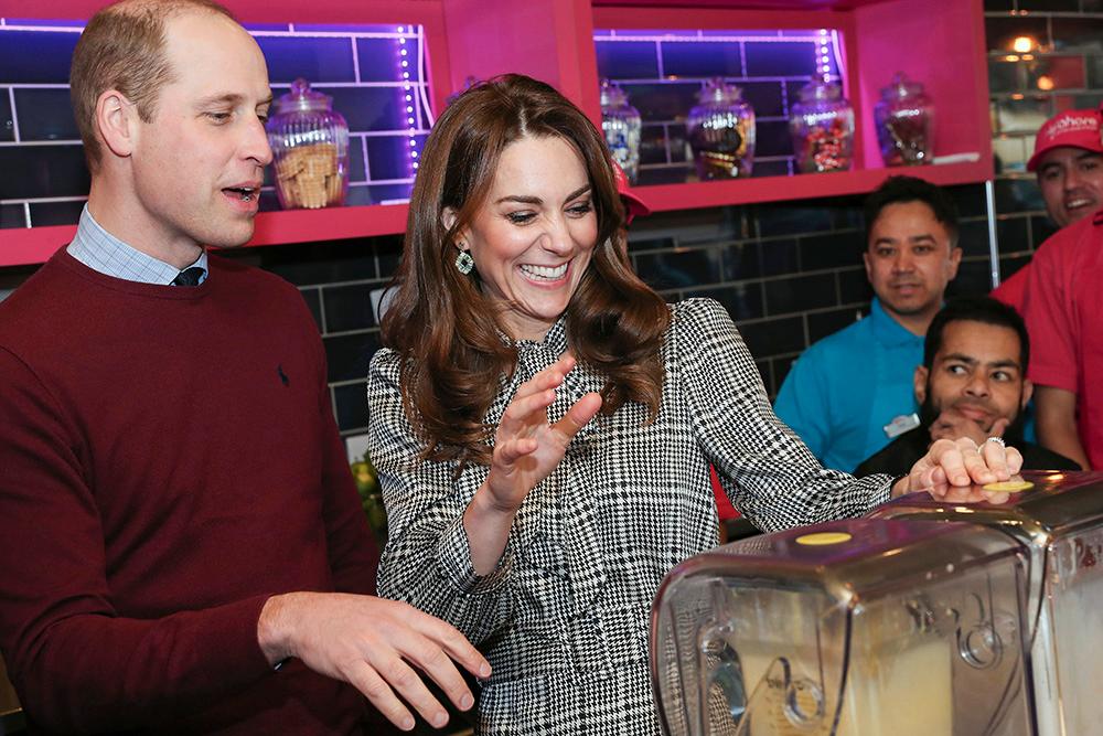 Prinsparet Willam och Kate gör milkshakes under ett besök på en restaurang i Bradford. 