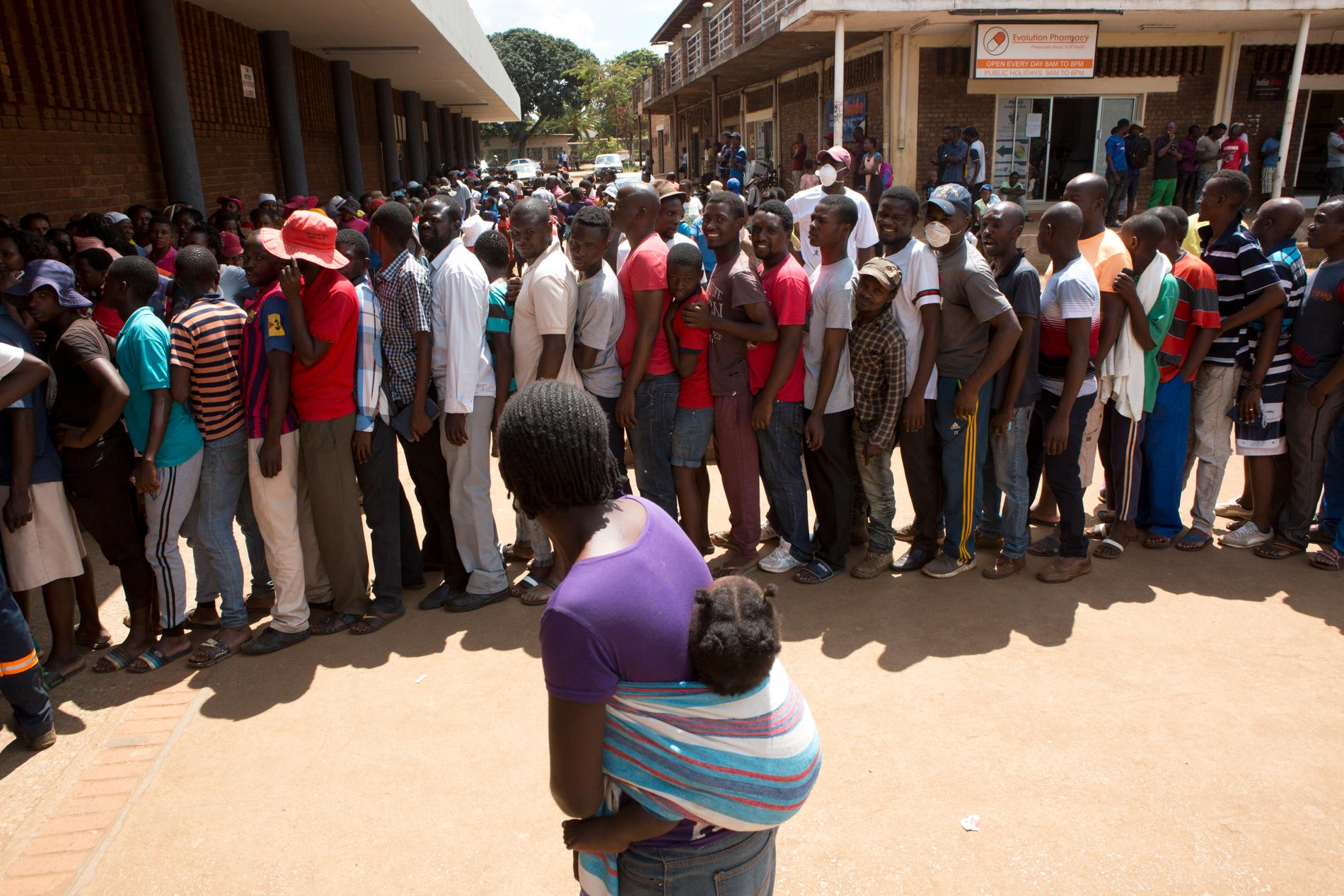 HARARE, ZIMBAWE Tätt packade står en grupp människor och väntar på att få handla. Under onsdagen gick läkare i Zimbawe ut i strejk i protest mot att de tvingas jobba med otillräcklig skyddsutrustning, samtidigt som coronaviruset sprids i landet.