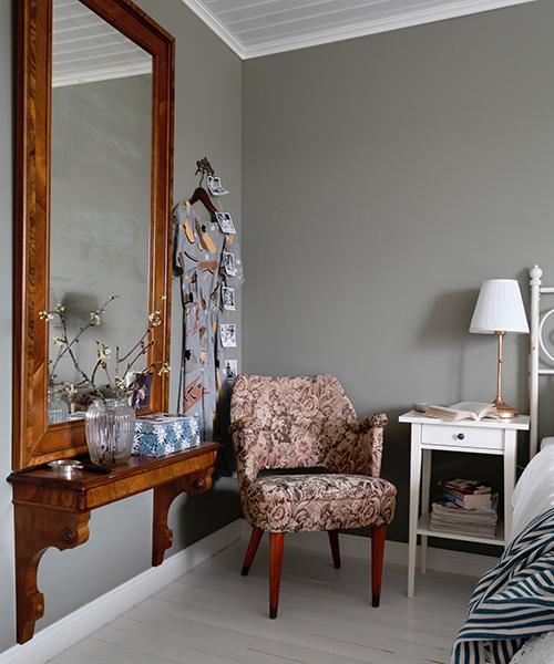 De flesta av möblerna i makarnas sovrum är inropade på auktion, däribland den pampiga spegeln och den mönstrade fåtöljen.